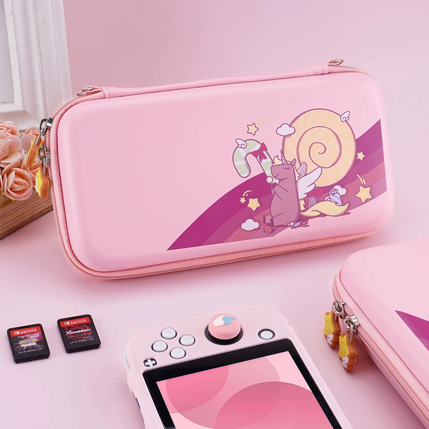 eXtremeRate PlayVital Torba Przenoszenia do Switch Lite,Futerał Przechowywanie do Switch Lite,Torba Podróżna do Switch Lite Akcesoria-Cukierkowy Tęczowy Jednorożec