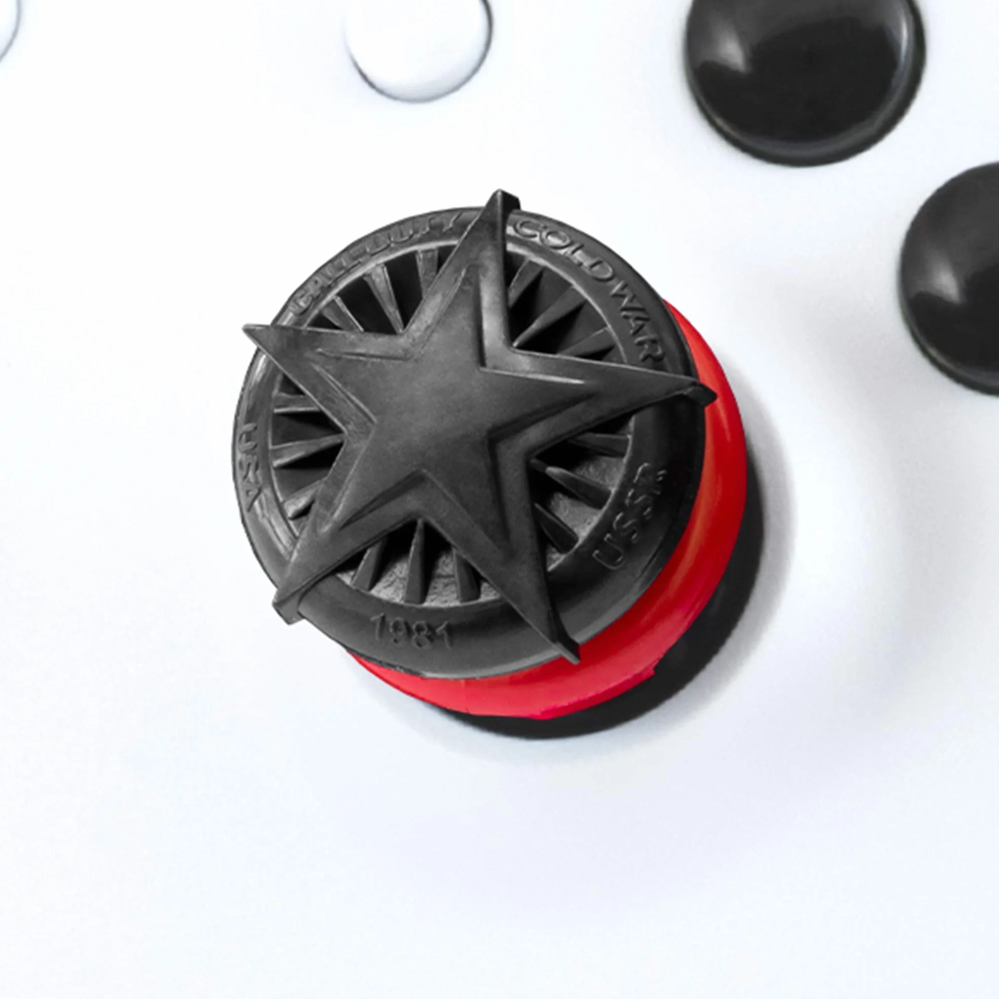 KontrolFreek Call of Duty: Black Ops Cold War Performance Thumbsticks do Xbox One i Xbox Series X, 2 wypukłe wysokie drążki, czarne/czerwone