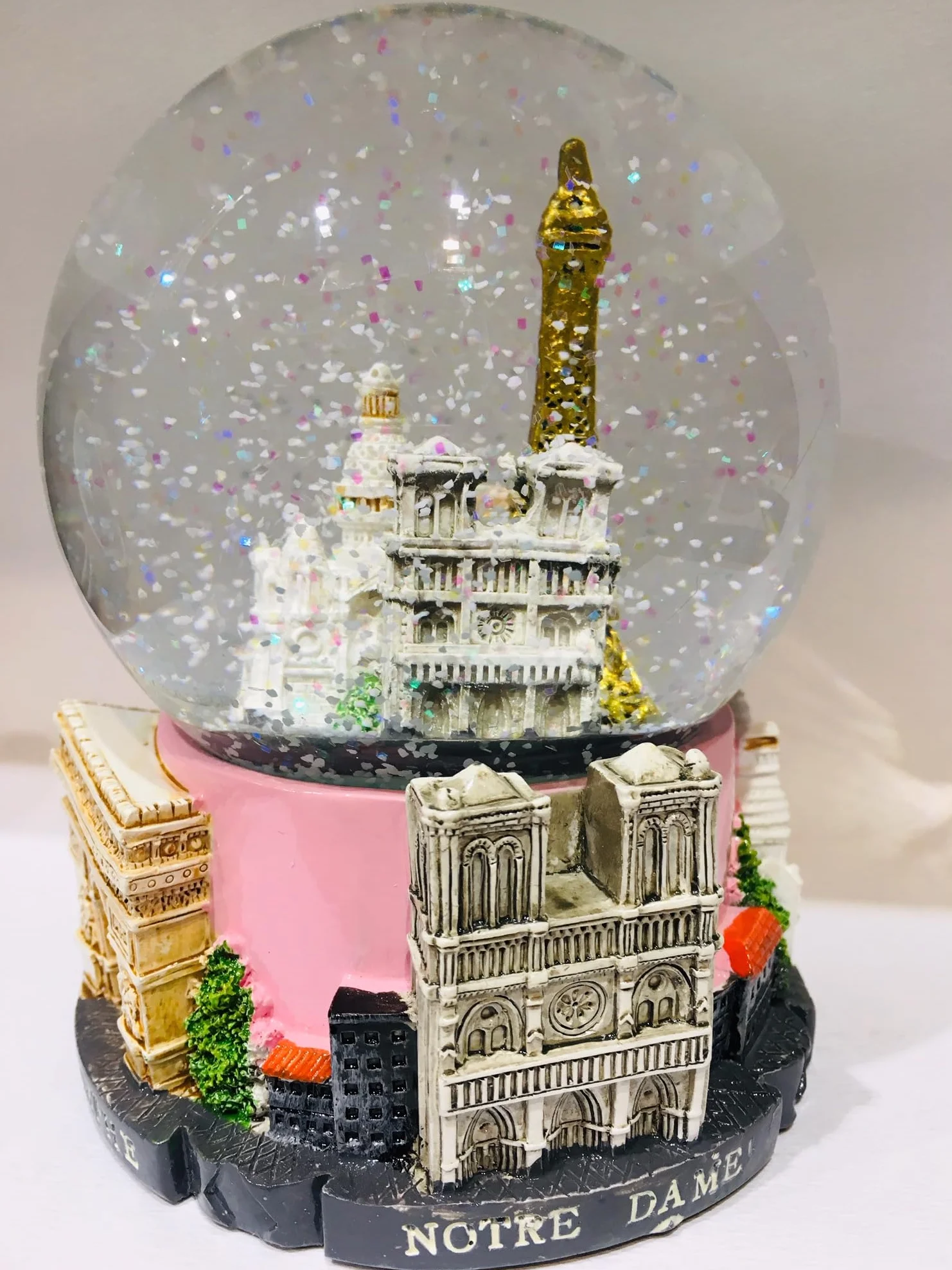 Śnieżka Wieża Eiffel i inne zabytki Paryża - Duży rozmiar 14 cm, podstawa z wysokiej jakości żywicy, wygrawerowane 3D zabytki Paryża, błyszczący śnieg, kolor różowy