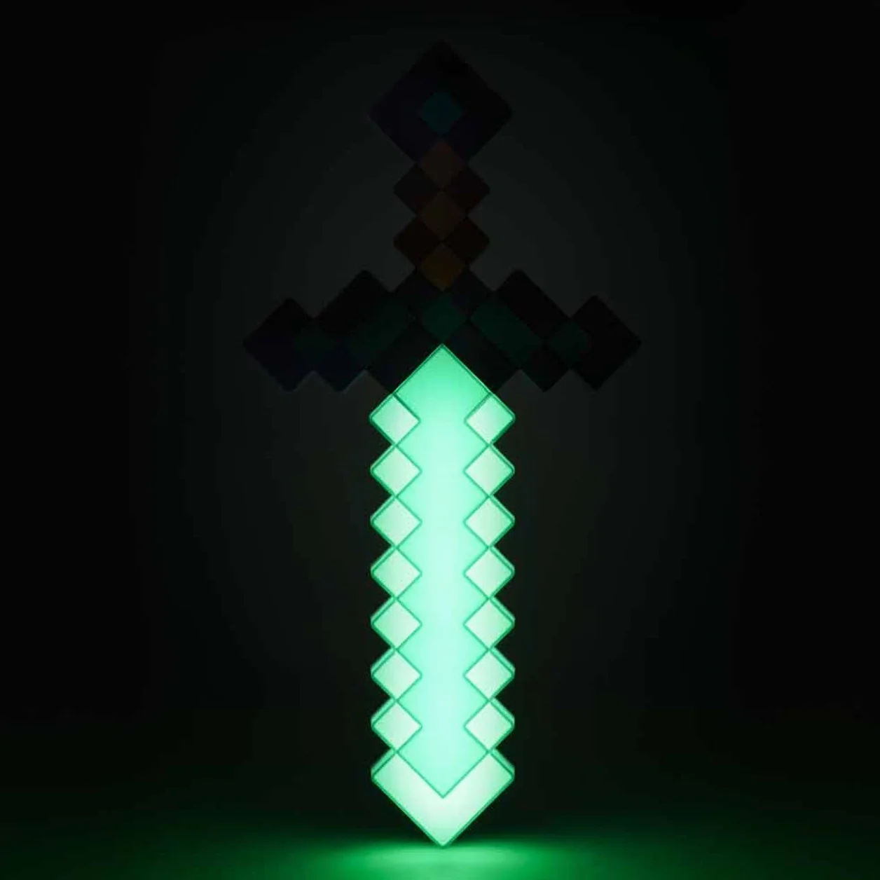 Paladone Minecraft Diamentowy miecz świetlny – 3 dynamiczne tryby świecenia – oficjalnie licencjonowany Minecraft dekoracja pokoju i przedmiot kolekcjonerski