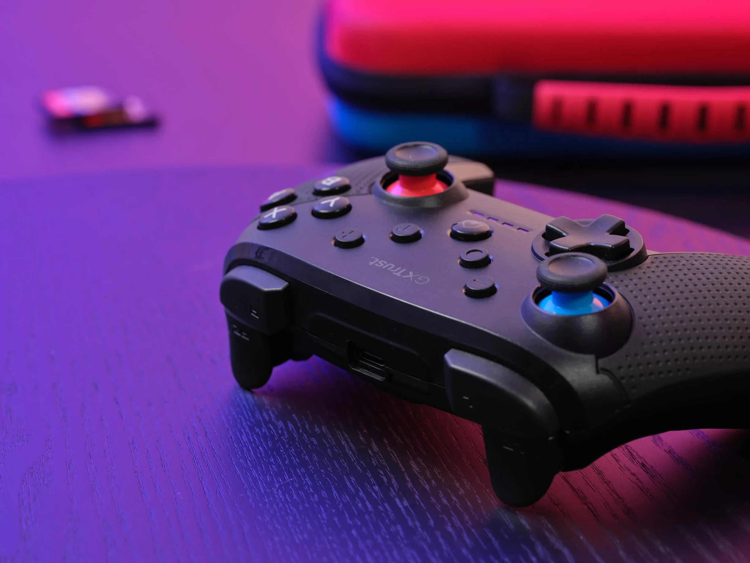 Trust Gaming GXT 1246 Muta Bluetooth Nintendo Switch, kontroler gamingowy z kablem Play-and-Charge, wibracje Dual-Shock, czas odtwarzania 15 godzin, akumulator do ładowania, do Switch Lite, OLED,
