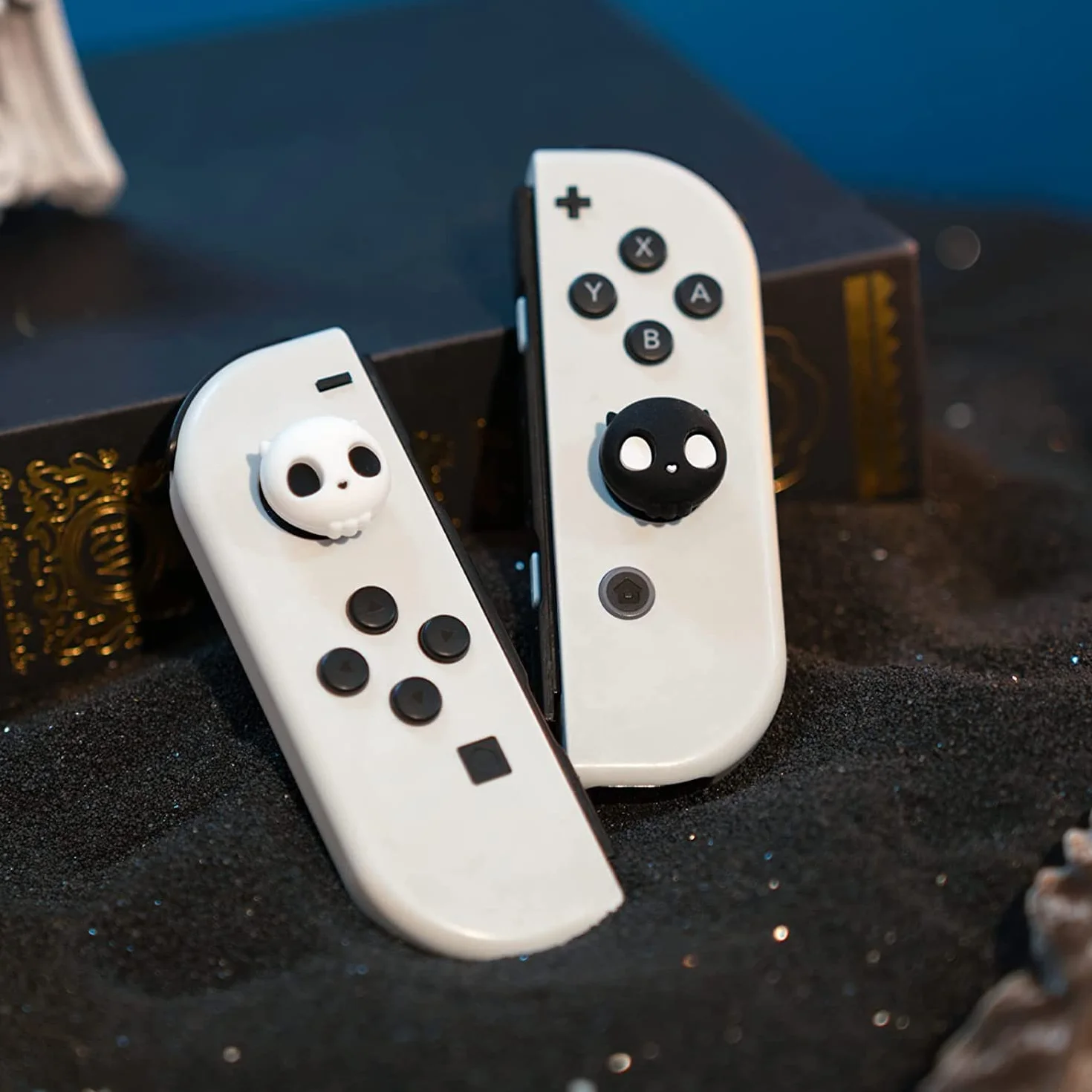 GeekShare Śliczne silikonowe nakładki na kciuki Joystick, osłona joysticka kompatybilna z Switch/OLED/Switch Lite, 4 szt. - Czaszka (czarno-biała)