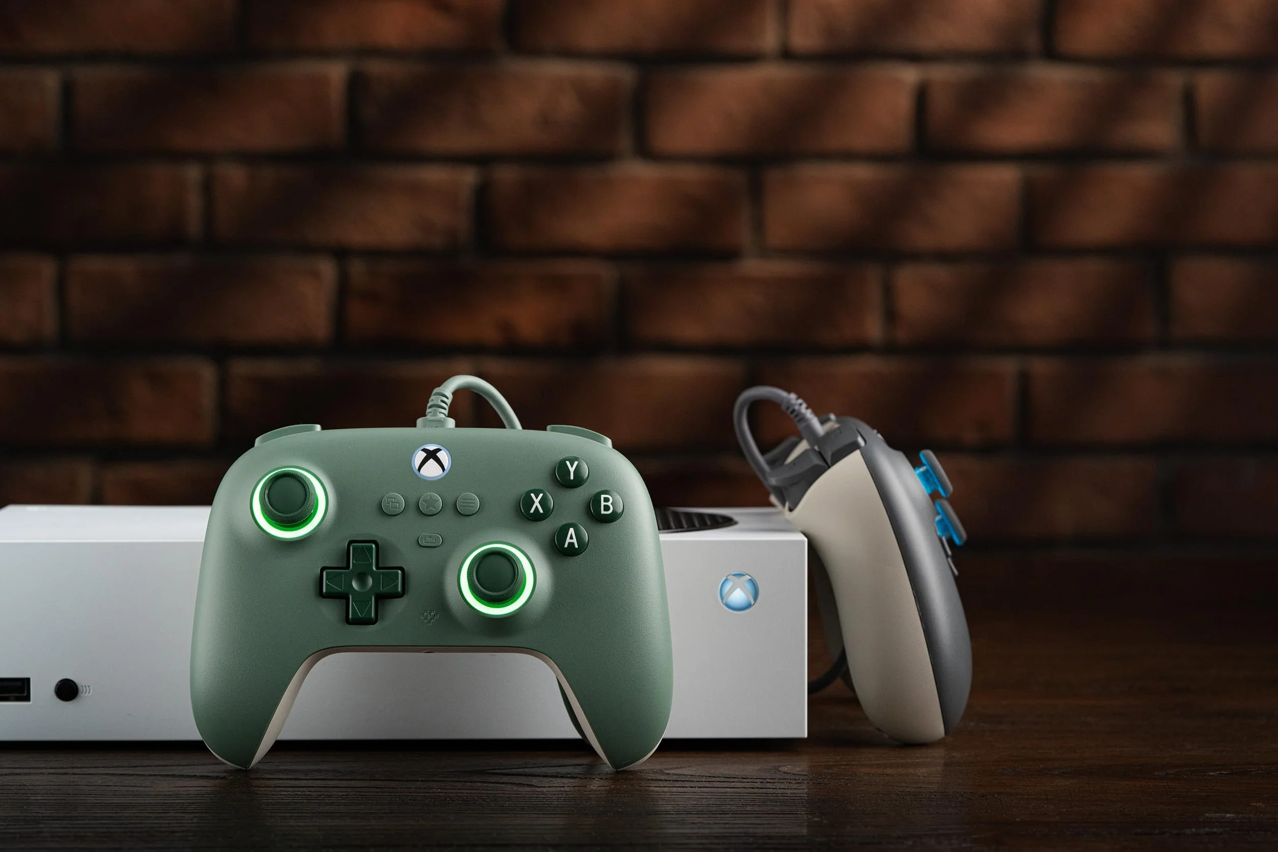 8Bitdo Ultimate Przewodowy kontroler C do Xbox z joystickami Halla, RGB, Xbox Series X|S, Xbox One, Windows 10/11