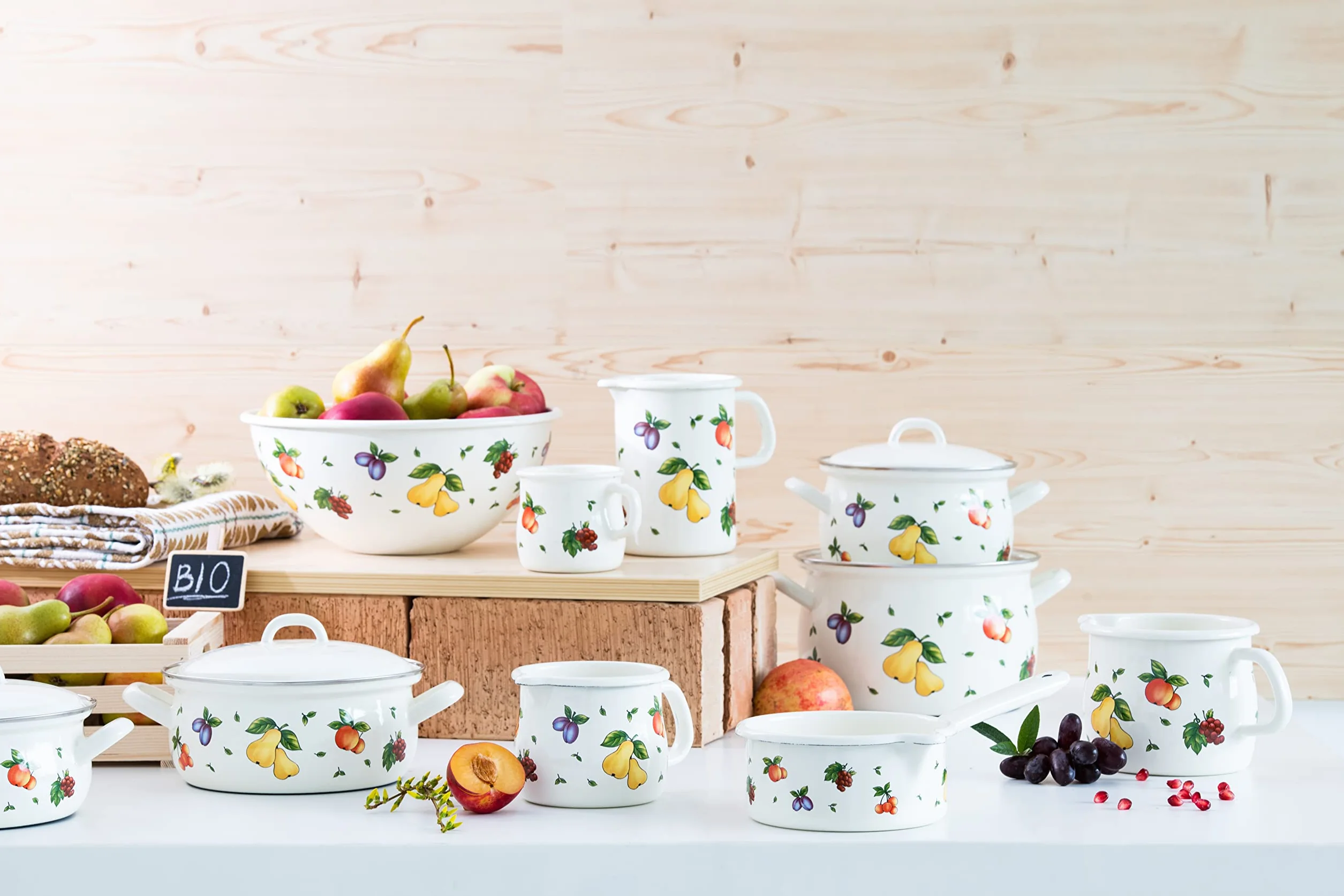 RIESS, 0094-068 Garnek z dziobem, wypukły, 12 1,0 l, Country – Fruit Garden, średnica 12 cm, pojemność 1,0 l, wysokość 11,3 cm, emaliowana, biała z dekoracją owocową, indukcyjna