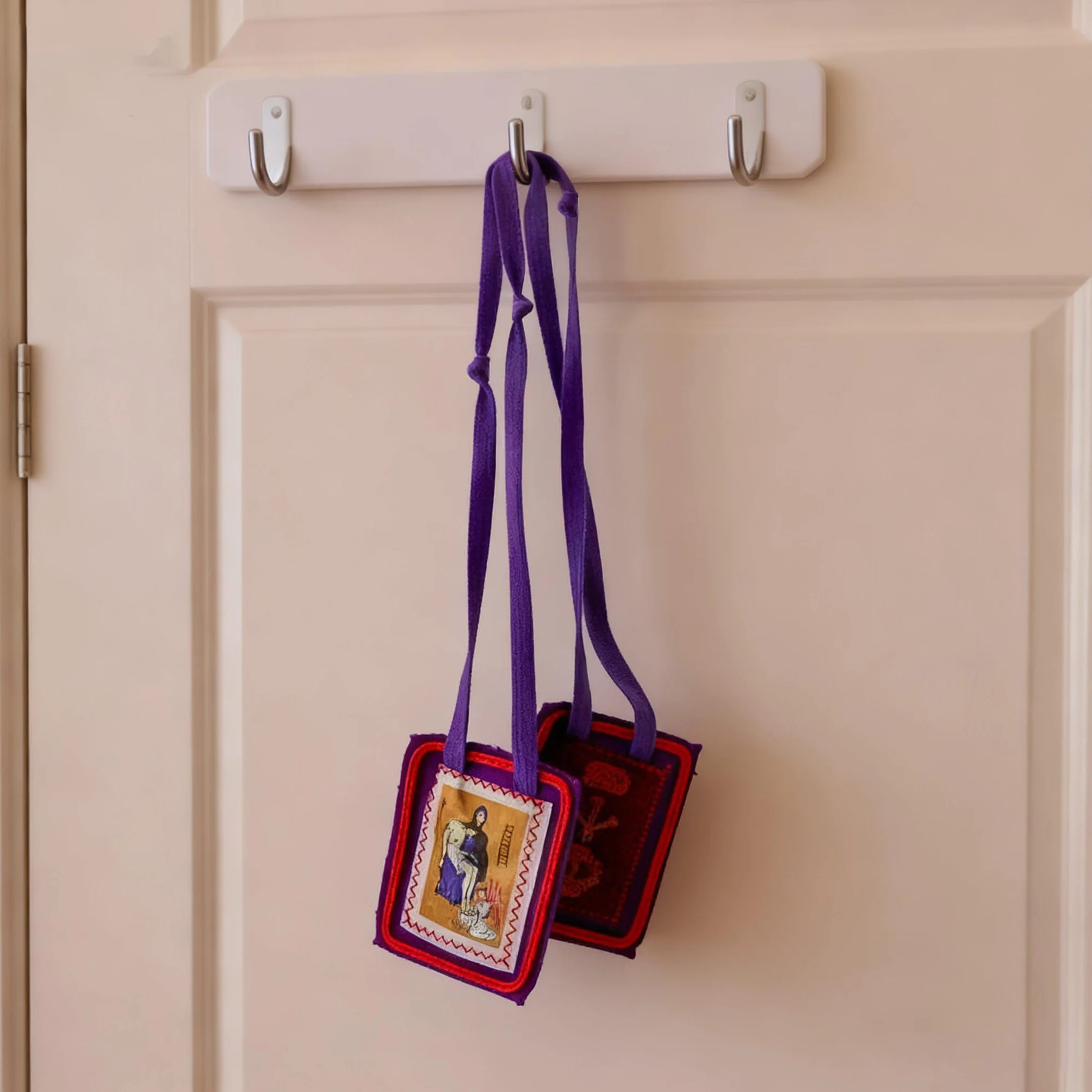MERCILIA MEISHILAI 7,6 x 6,3 cm fioletowa szkaplerz - Escapulario Morado de Bendición y Protección wełniana szkaplerz na czasy końcowe - zawiera fioletową aksamitną torebkę i kartę modlitewną