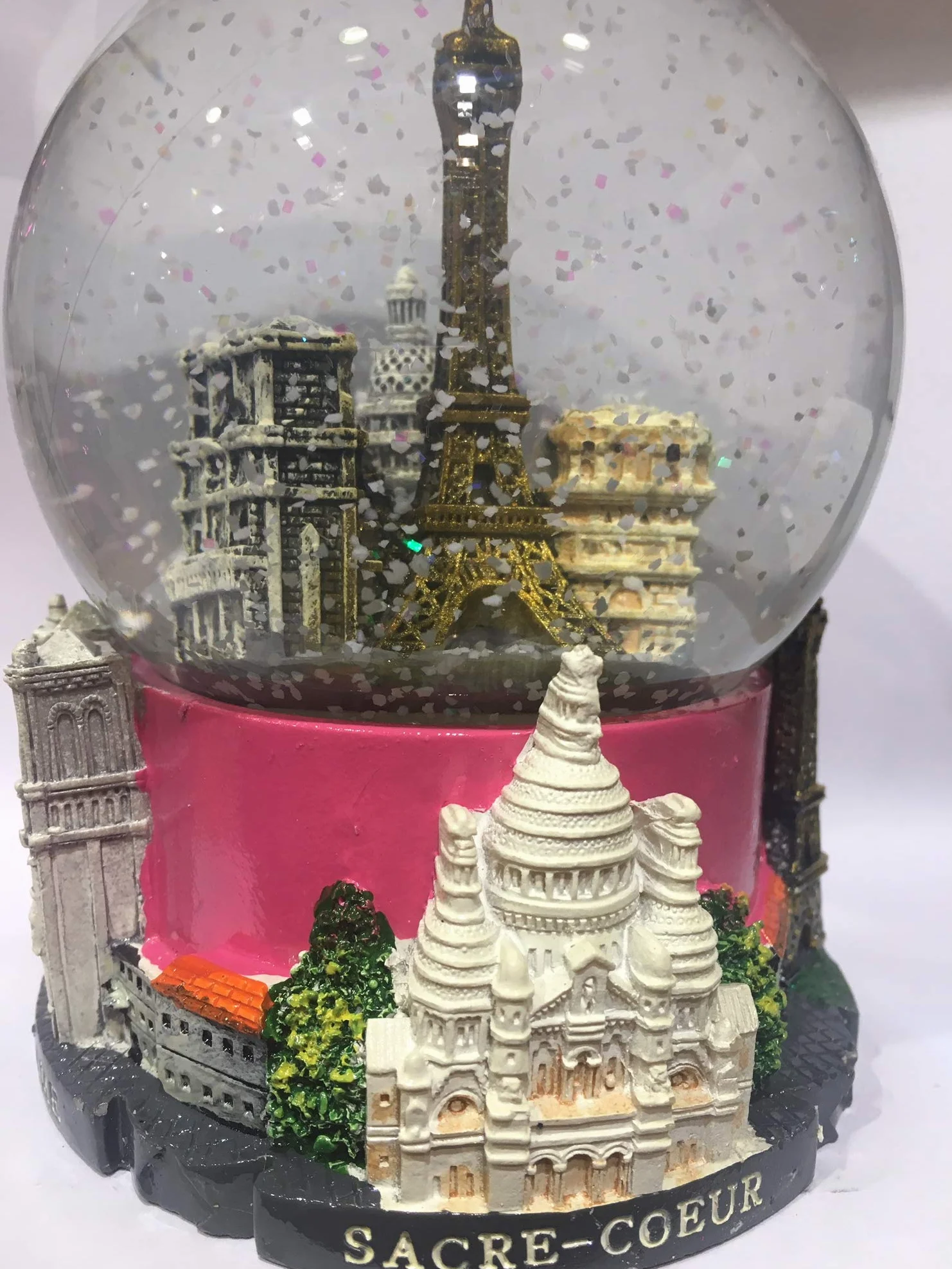 Śnieżka Wieża Eiffel i inne zabytki Paryża - Duży rozmiar 14 cm, podstawa z wysokiej jakości żywicy, wygrawerowane 3D zabytki Paryża, błyszczący śnieg, kolor różowy
