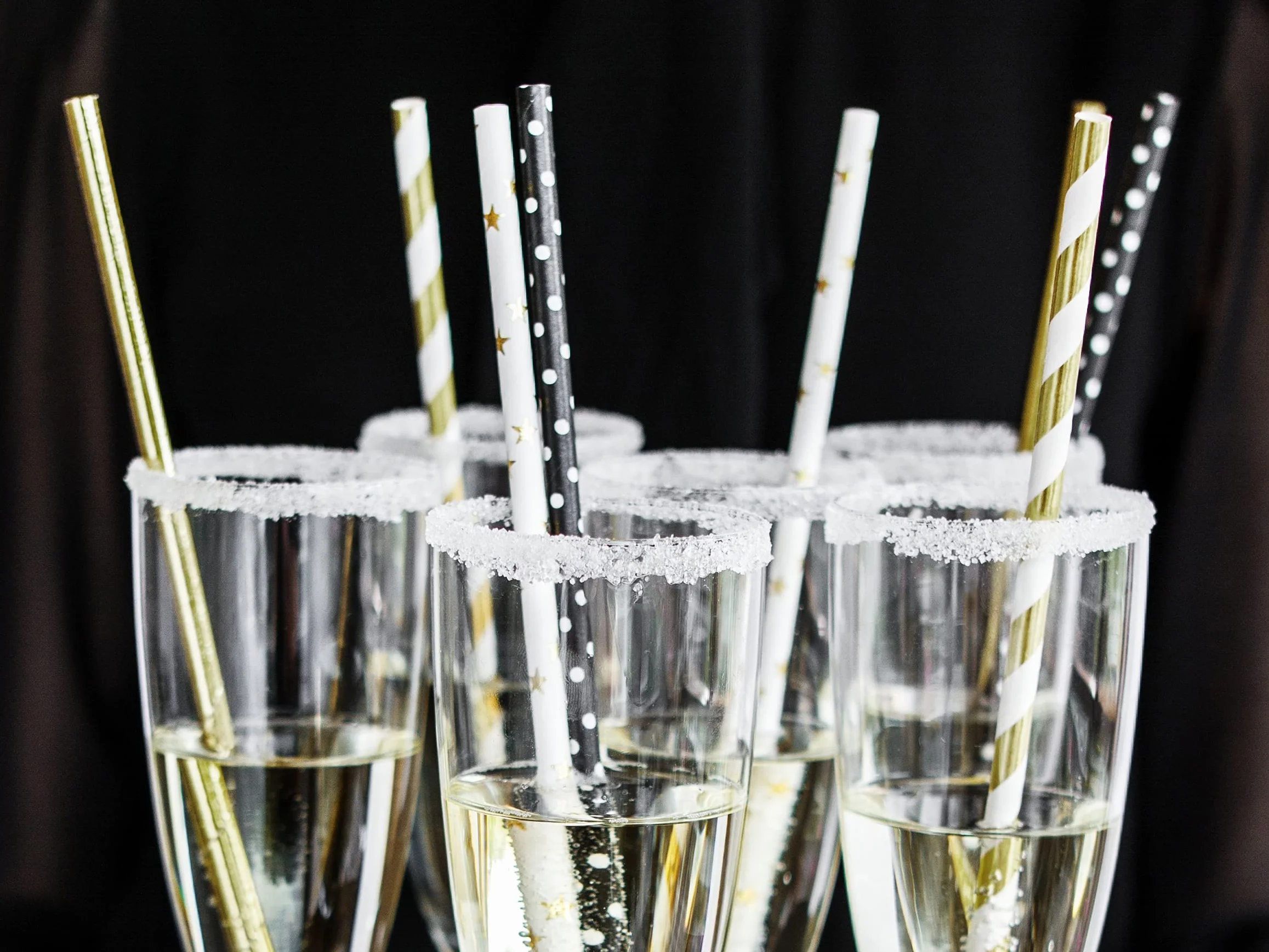 PartyDeco Słomki Papierowe Złote z Białymi Ukośnymi Paskami- Słomki Dekoracyjne do Napojów Drinków Koktajli- Dekoracja na Urodziny Sylwestra Wieczór Panieński Naczynia Jednorazowe Łyżeczki