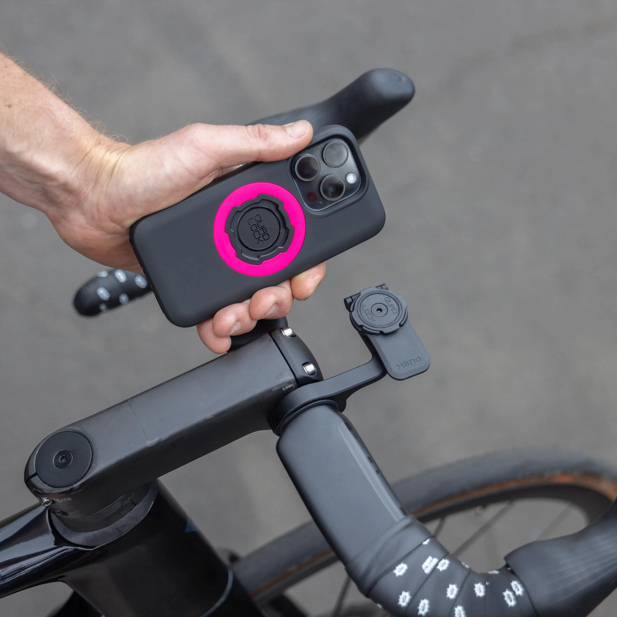 Quad Lock Out Front PRO uchwyt na kierownicę rowerowy uchwyt na telefon (V2) z MAG etui na telefon do Google Pixel 7