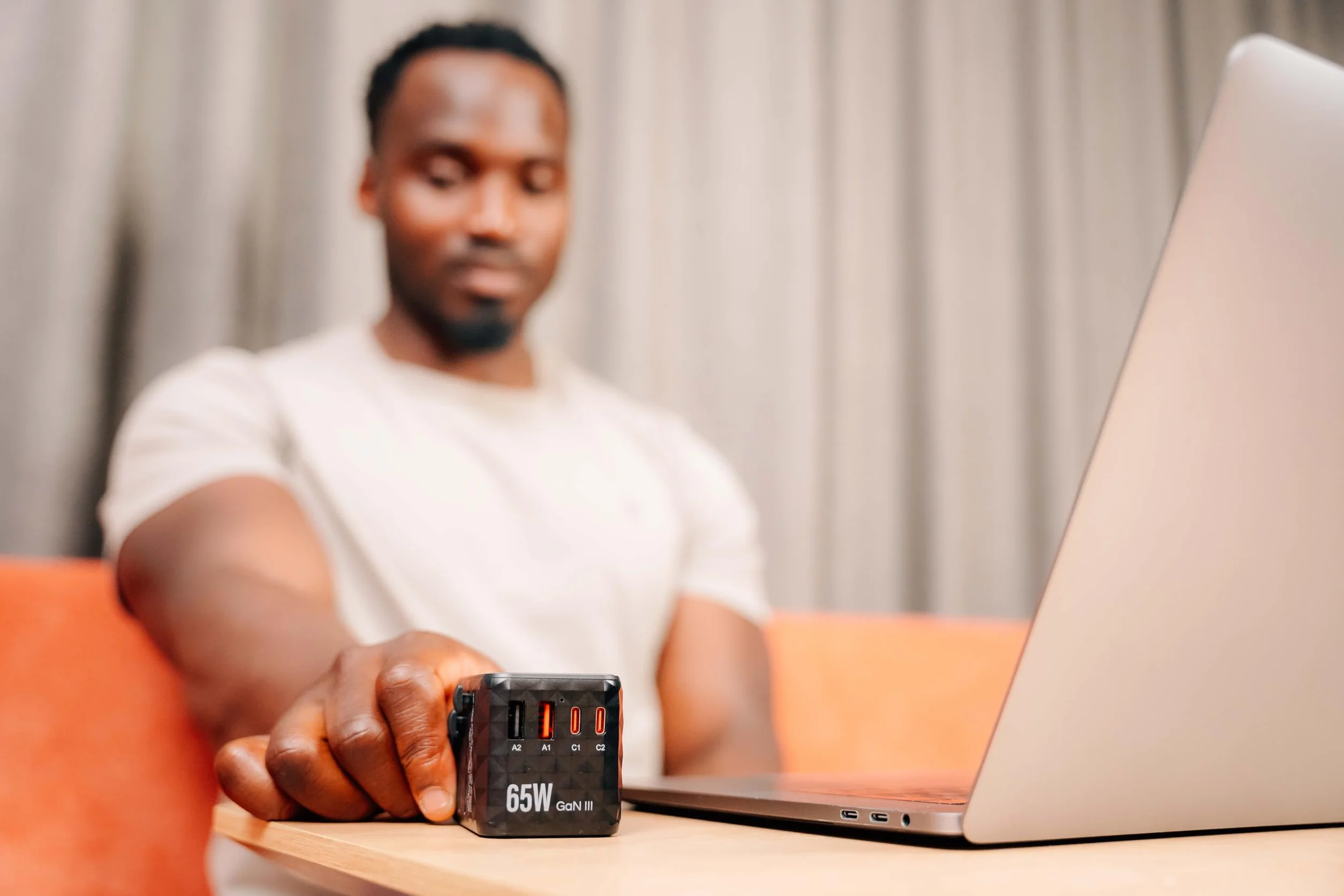 Verbatim GaN uniwersalny adapter podróżny UTA‑05 65 W, z 2 portami USB‑A i 2 portami USB-C, szybka ładowarka do laptopa, telefonu komórkowego, aparatu fotograficznego i innych urządzeń przenośnych,