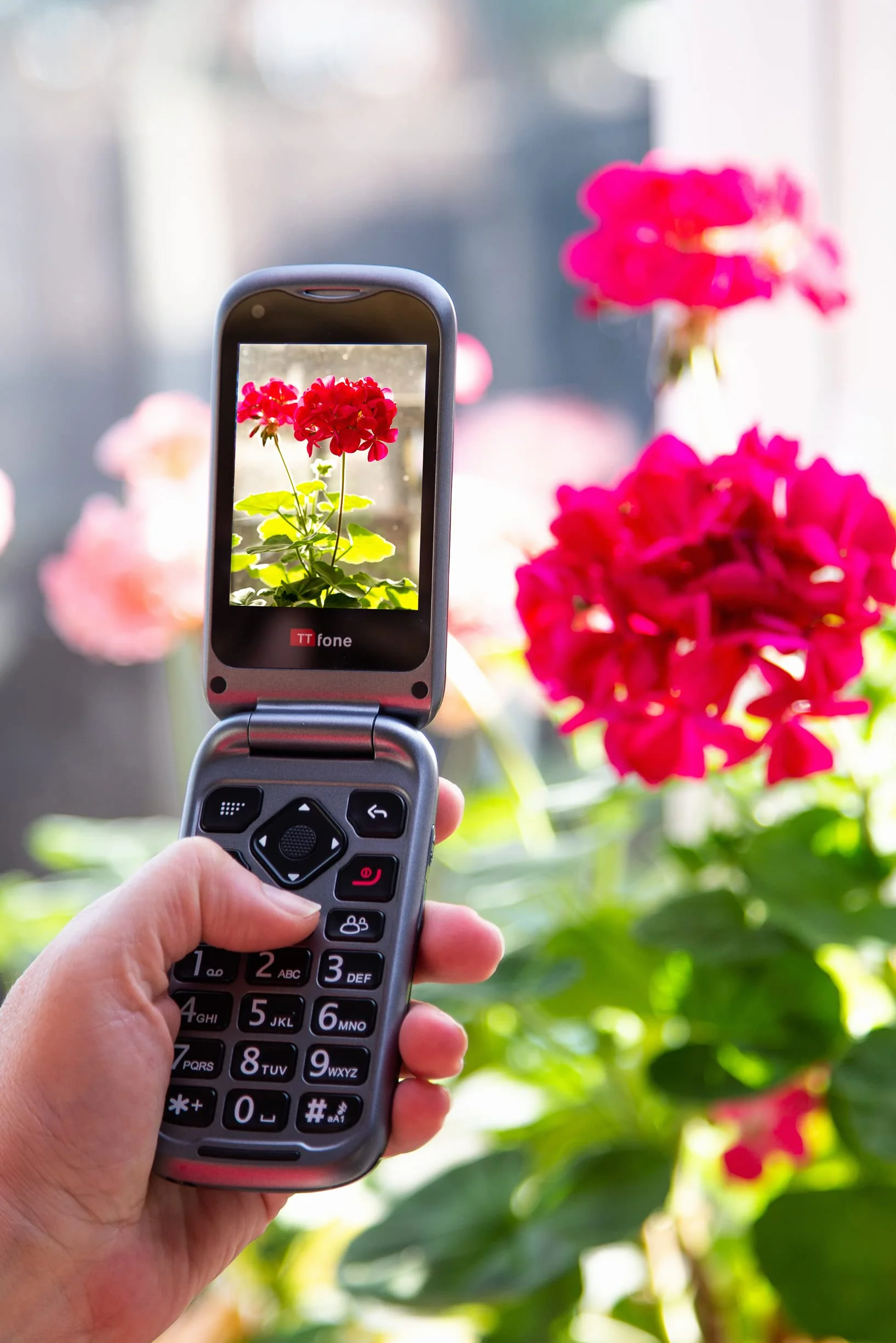 TTfone TT970 Ekran dotykowy Whatsapp 4G dla seniorów Duże klawisze Telefon komórkowy z klapką - z kamerą 8MP i aparatami słuchowymi kompatybilnymi oraz przyciskiem połączenia alarmowego