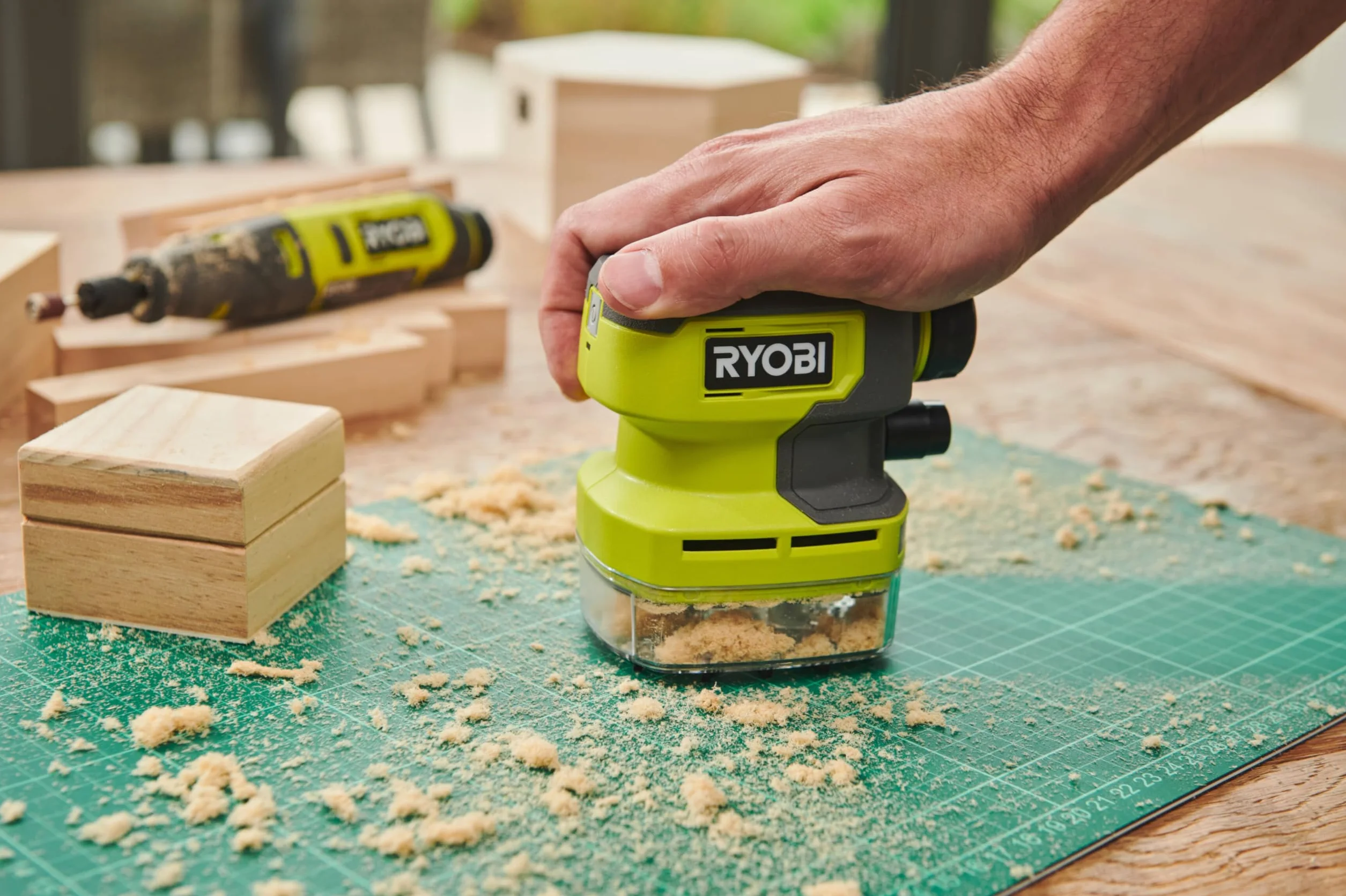 RYOBI Mini odkurzacz akumulatorowy 4 V USB RDV4-0, przepływ powietrza 142 l/min, bez akumulatora i ładowarki