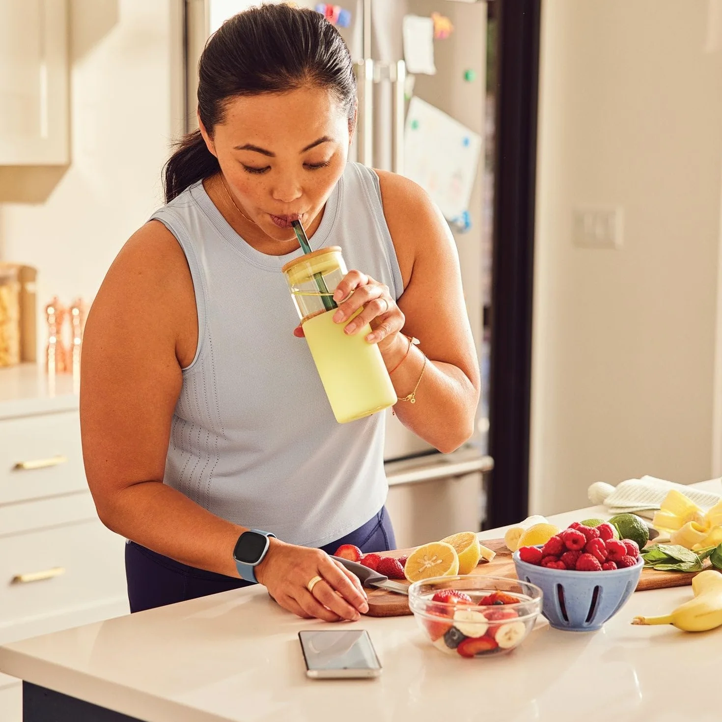 Fitbit Versa 4: Smartwatch aktywnosci fitness z wbudowanym systemem GPS, oraz z żywotnością baterii aż do 6 dni. Kompantybilny z systemem iOS & Android