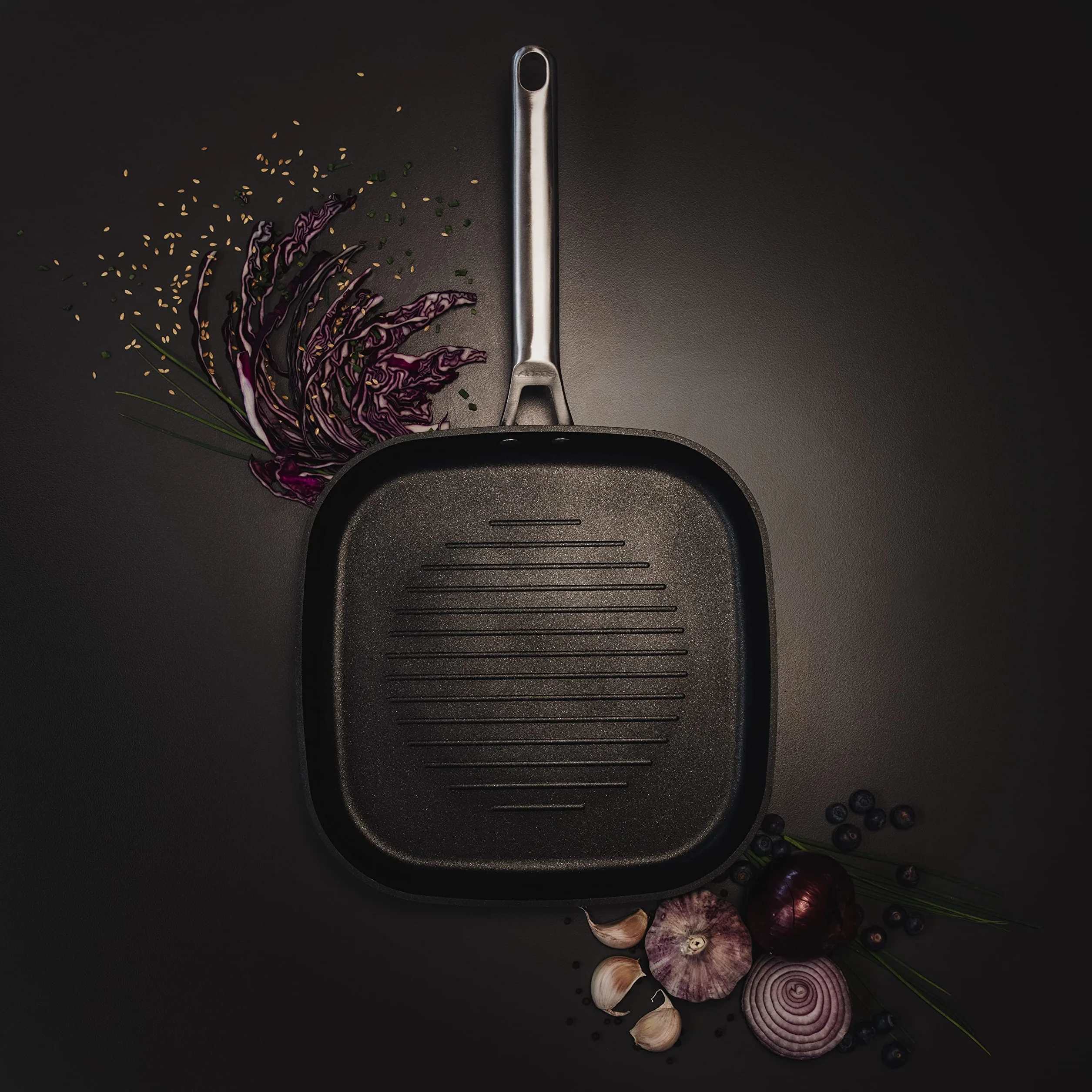 Arcos Seria Samoa | Patelnie Grill Non-stick 28x28 cm | Patelnia grillowa | Kute aluminium | Nadaje się do każdej kuchni | Anse ze stali nierdzewnej efekt zimny | Czarny | FULL INDUCTION