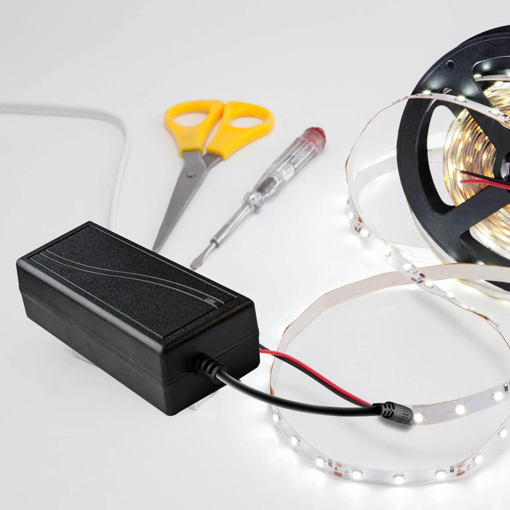 Retoo Zasilacz sieciowy DC 12V 5A 60W 100-240V Zasilacz do taśm LED RGB, Transformator, przetwornica sterownika, zasilacz adapter, ładowarka do pasków, prąd do taśmy, wymiary 11 x 5,3 x 3,2 cm, czarny