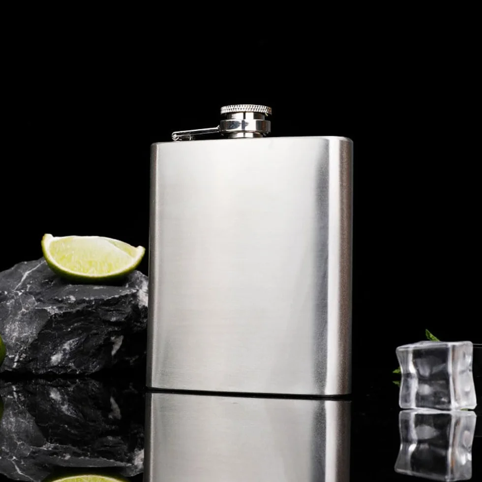 Flask na alkohol 220 ml z dwoma kieliszkami do wina - prezent dla mężczyzn