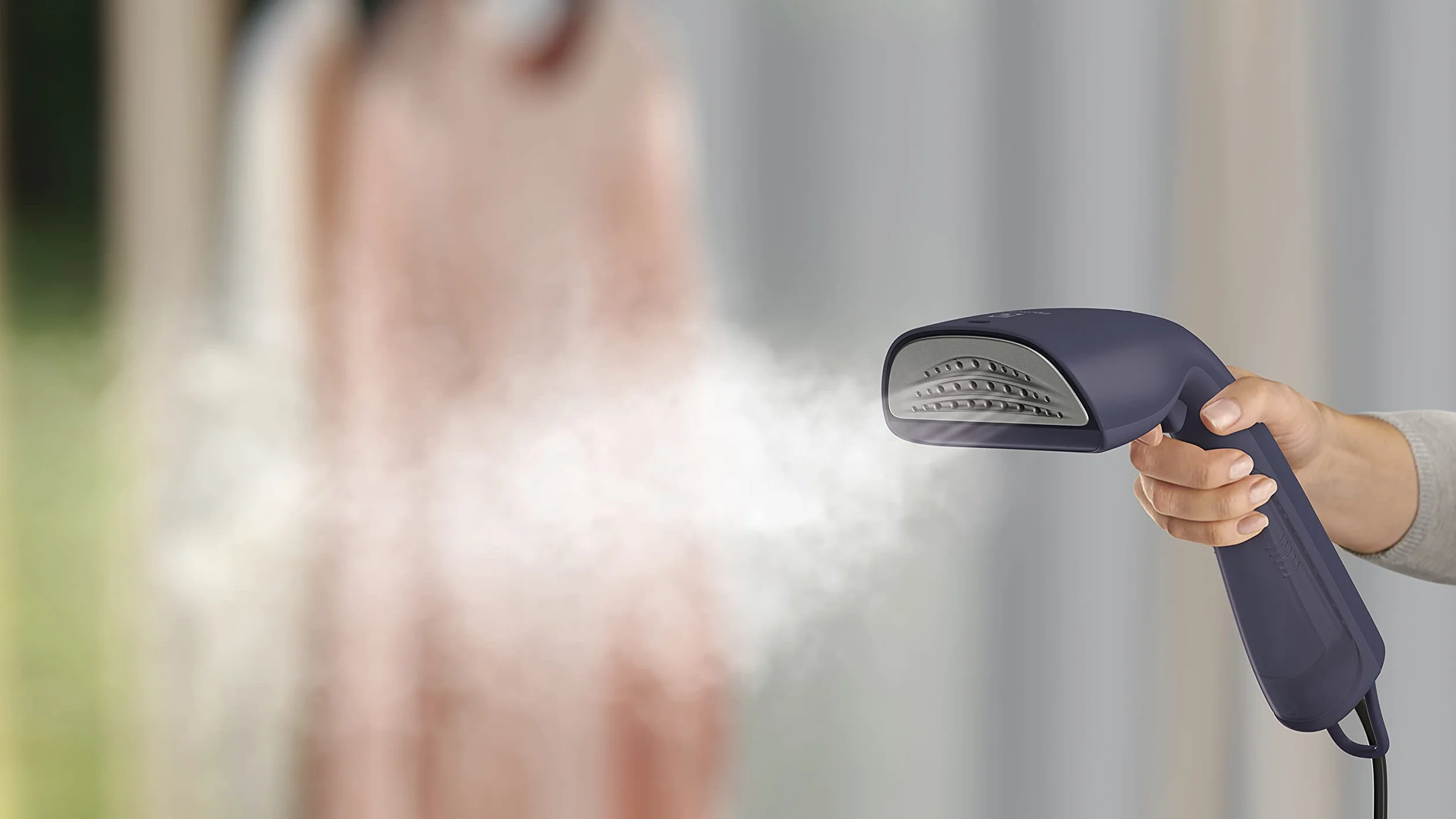 Electrolux Ręczna Parownica do ubrań Refine 700 E7HS1-4MN, System zapobiegania kapaniu, Pionowe uderzenie pary, Usuwa do 99,99% bakterii, Przewód 3 m/możliwość obrotu o 360, 1L, 1400 W, Granatowy