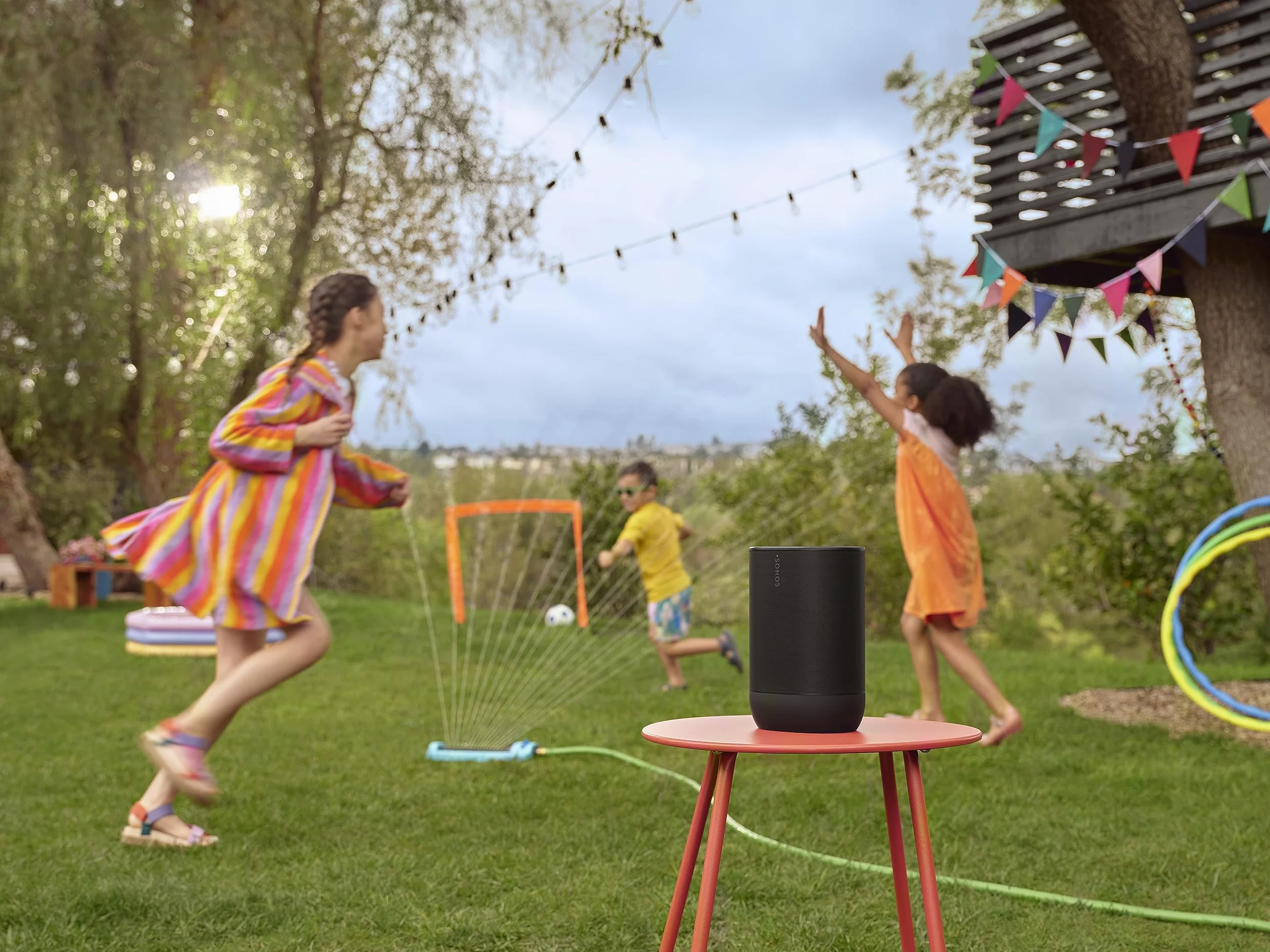 Sonos Move 2 | Bezprzewodowy głośnik przenośny z Wi-Fi, Bluetooth, Amazon Alexą, 24 godzinami pracy na akumulatorze, indukcyjną podstawą ładującą - Czarny