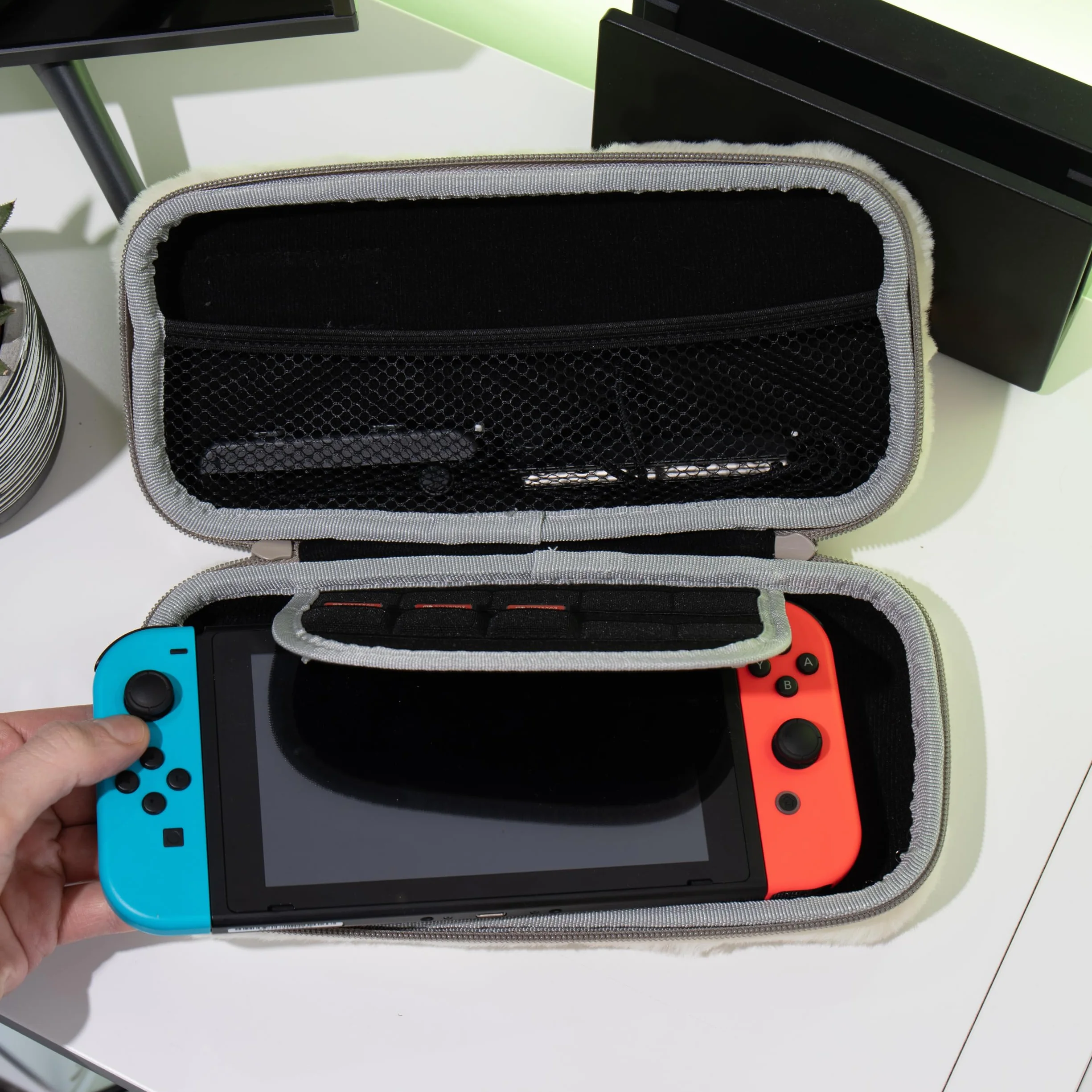 Numskull Twarde etui podróżne do konsoli Nintendo Switch i modelu OLED - mieści 10 gier i akcesoria