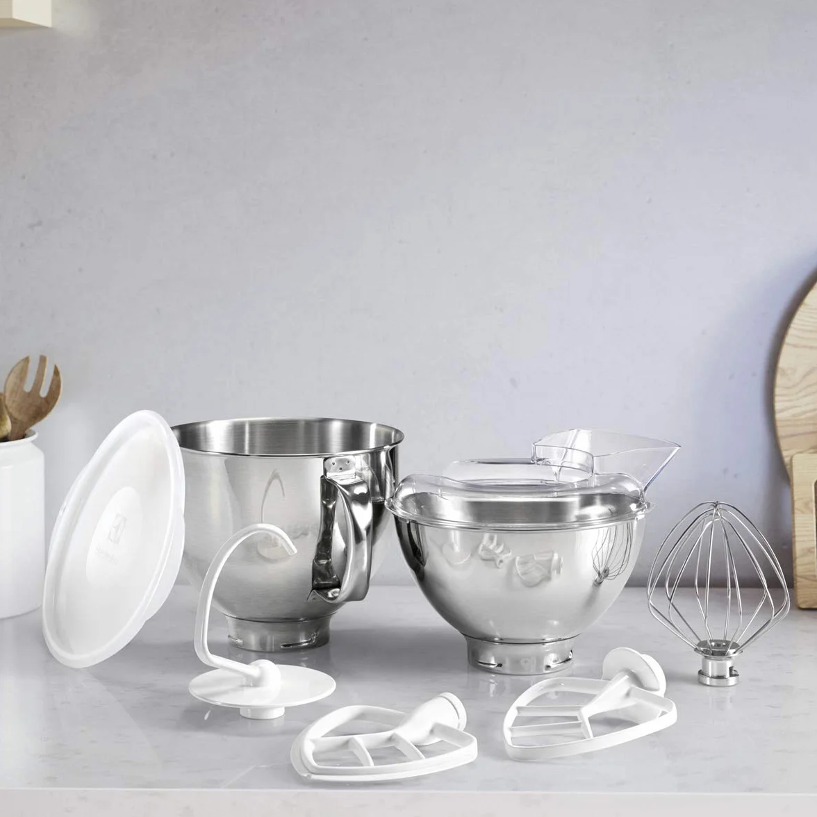 Electrolux Robot Kuchenny 1200 W, 10 prędkości + f. pulsacyjna, Oświetlenie LED misy, 2 misy o pojemności 4,8l i 2,9l, W Zestawie: Hak, Trzepaczka, Ubijaczka, Silikonowa Łyżka, Pokrywa, EKM5570,Beżowy
