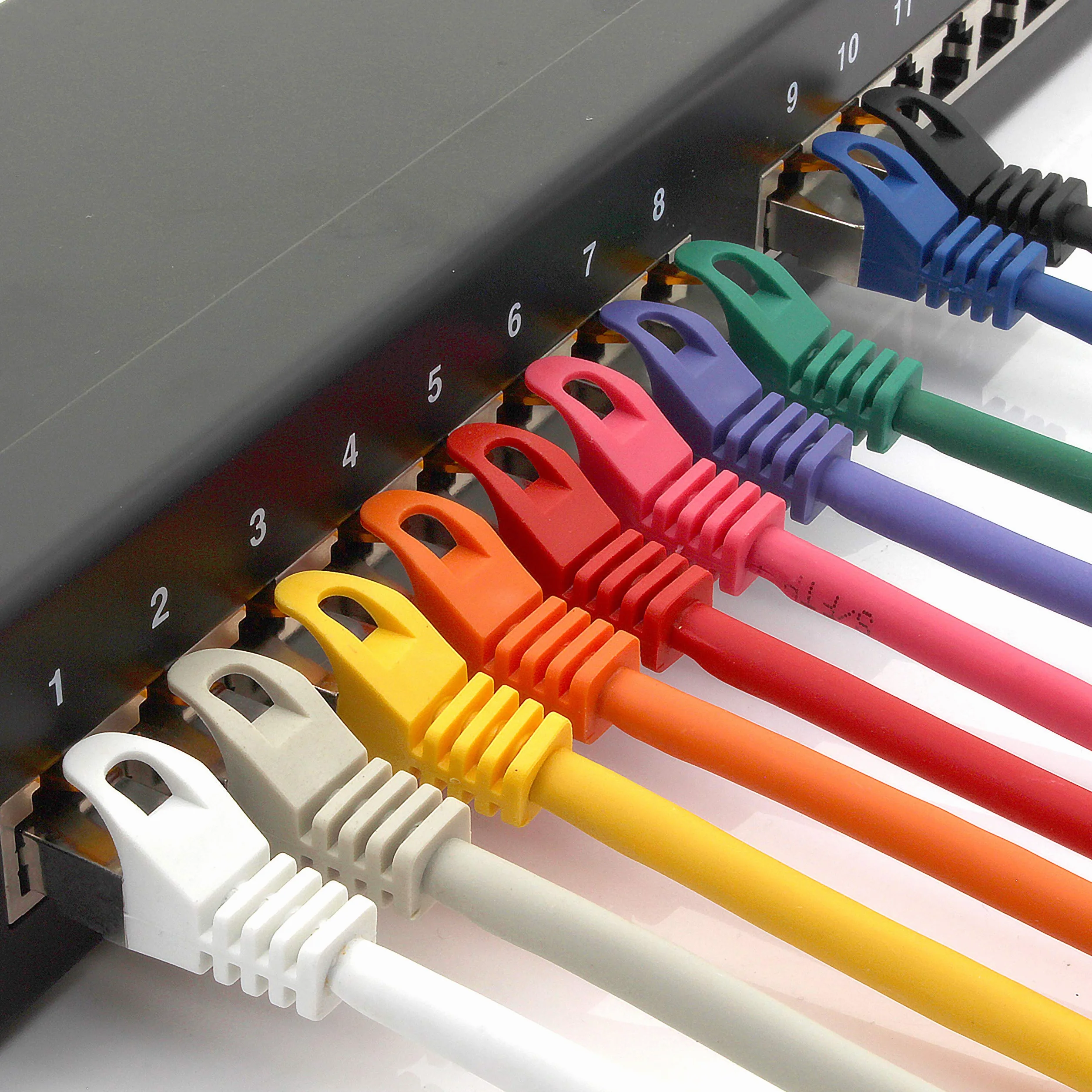 1aTTack.de 0,5 m - Kabel sieciowy Cat.7 biały - 5 sztuk Kabel Gigabit Ethernet LAN 10000 Mbit Kabel Cat7 S FTP PIMF ekranowany LSZH Surowy kabel Cat.7 Rj45 Cat 6a wtyczka - 5 x 0,5 metra