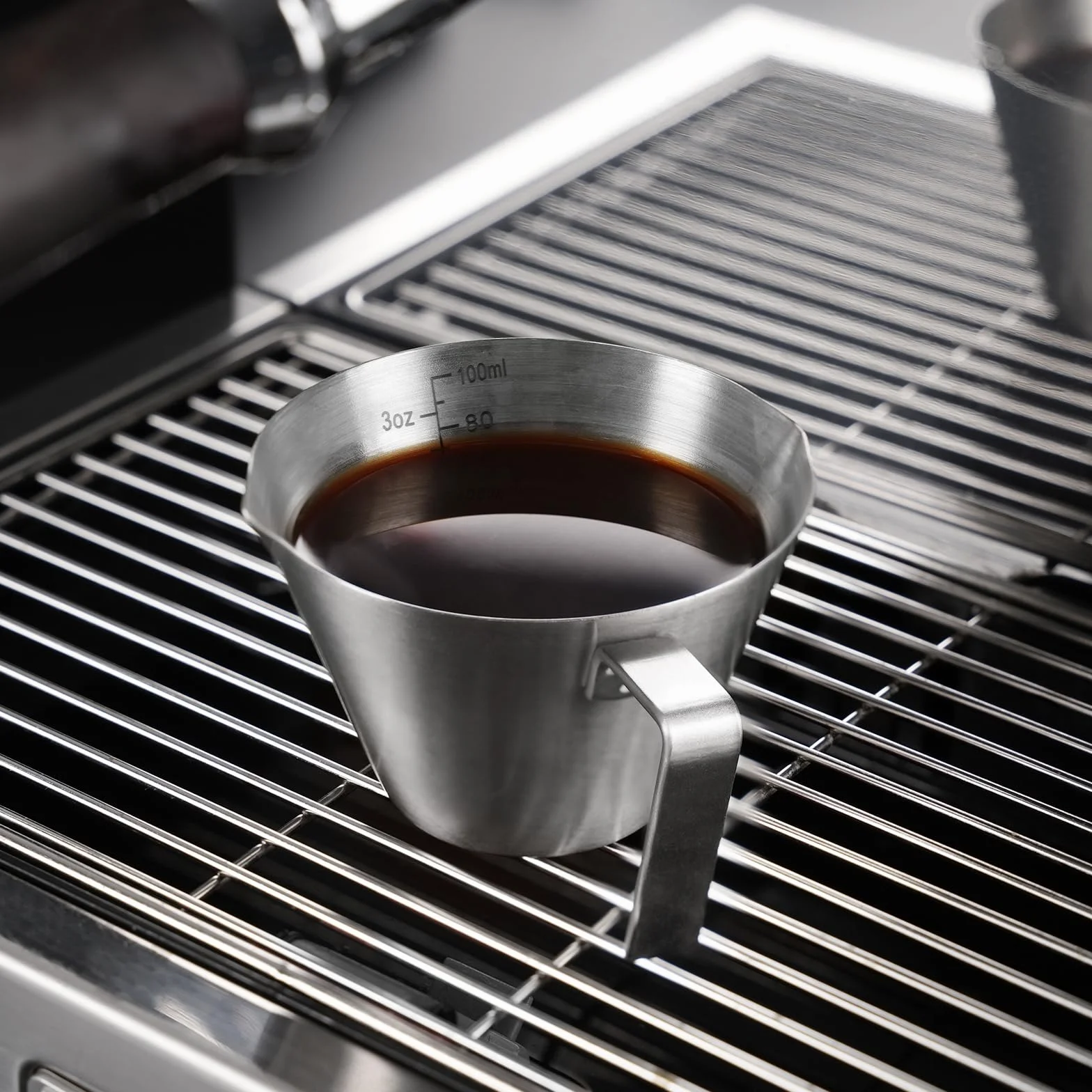 YARRAMATE Kubek do espresso z uchwytem, akcesoria do ze stali nierdzewnej, podwójna wylewka, metalowy kubek pomiarowy z podwójną skalą, kieliszek do z ustnikiem w kształcie litery V,