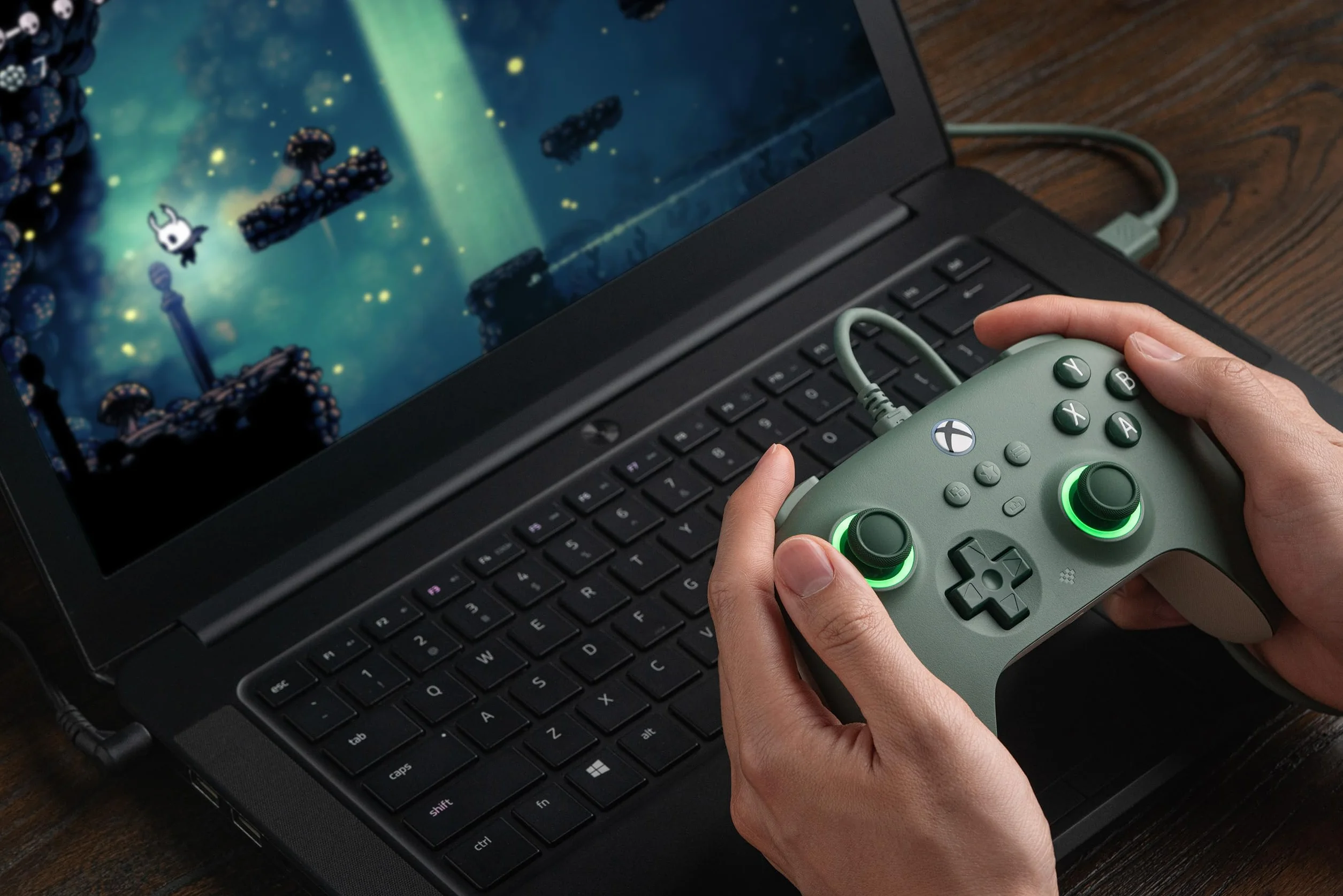 8Bitdo Ultimate Przewodowy kontroler C do Xbox z joystickami Halla, RGB, Xbox Series X|S, Xbox One, Windows 10/11