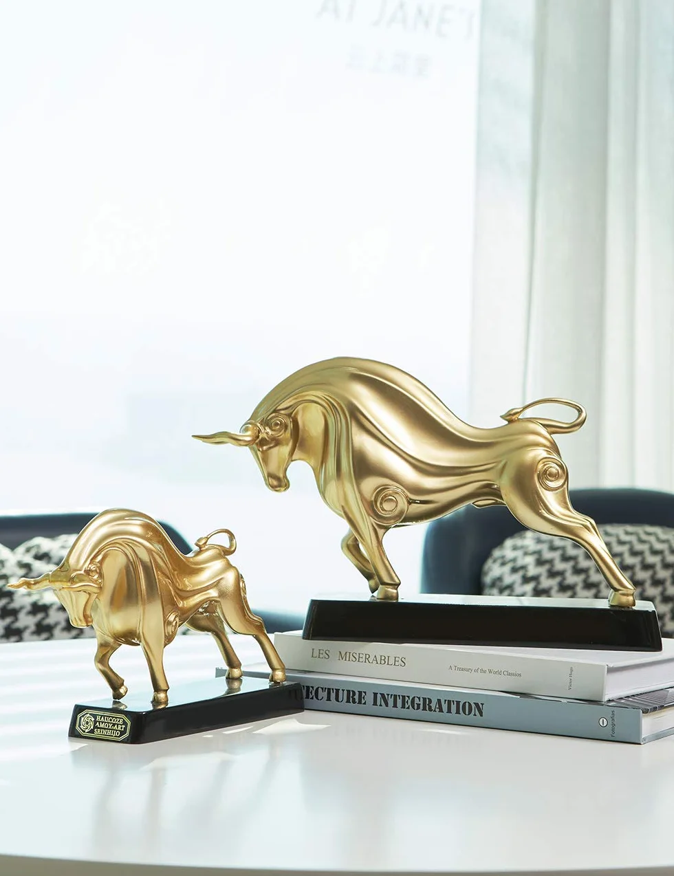 Rzeźba Wall Street Bull Statua Dekoracja Zwierzę Figurka Czerwona Żywica 31 cm