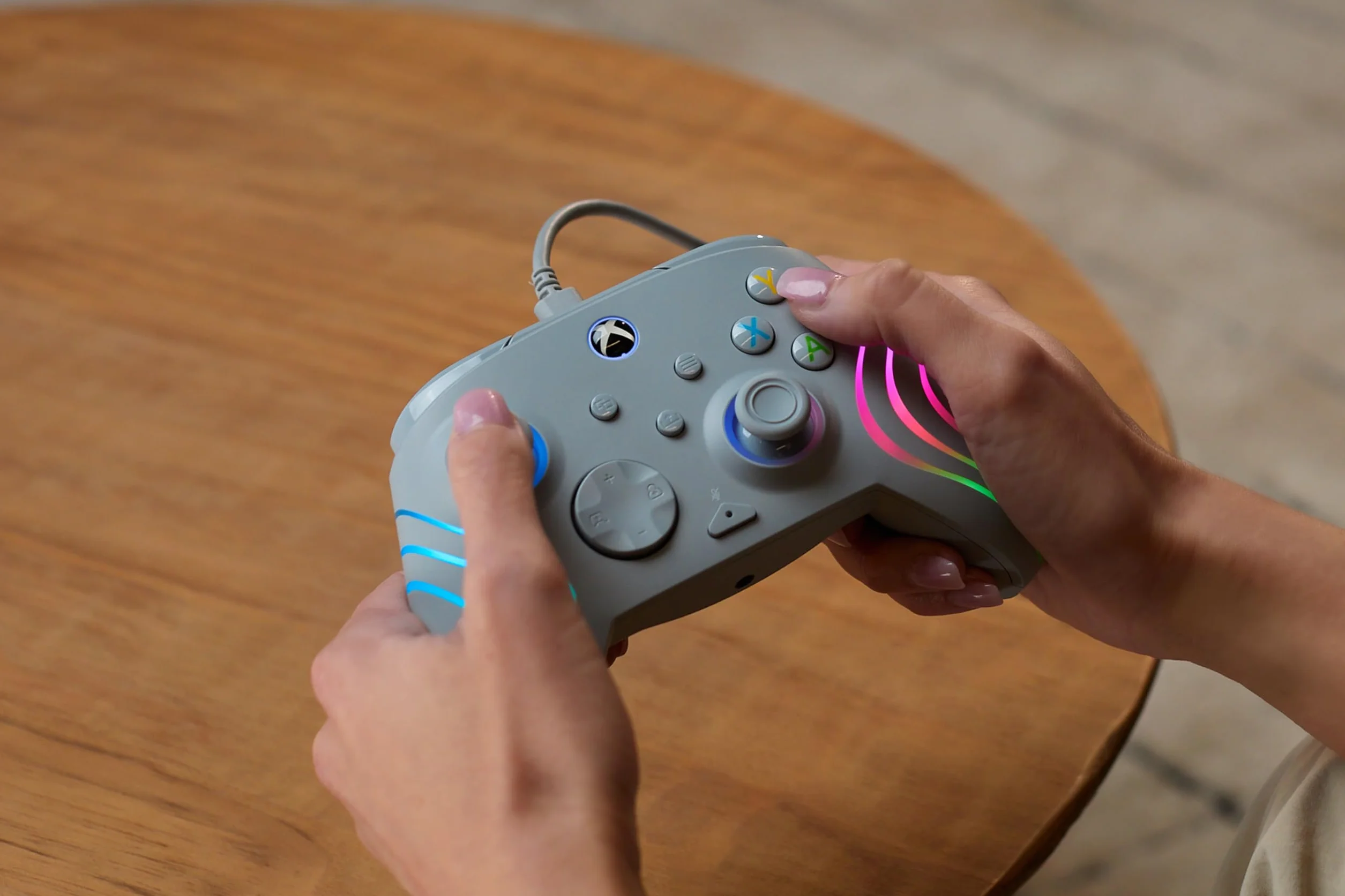 Turtle Beach Afterglow Wave Kontroler do gier RGB na przewodach w kolorze szarym – Licencjonowany dla Xbox Series X lub S, Xbox One i Windows