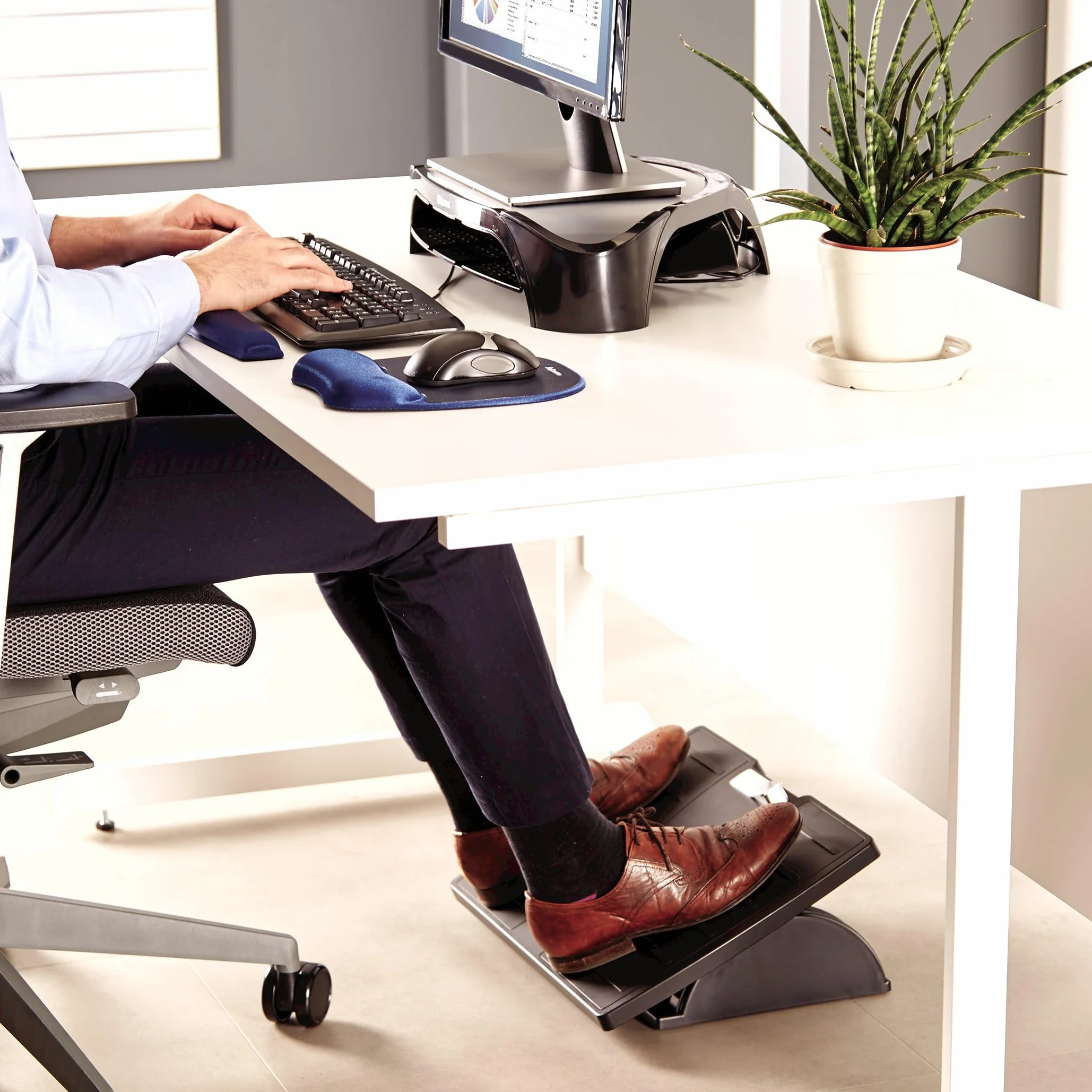 Fellowes Podnóżek Office Suites – z antybakteryjną ochroną Microban – elastyczna regulacja i możliwość zamocowania – ergonomiczny – do biura i biura domowego – czarny