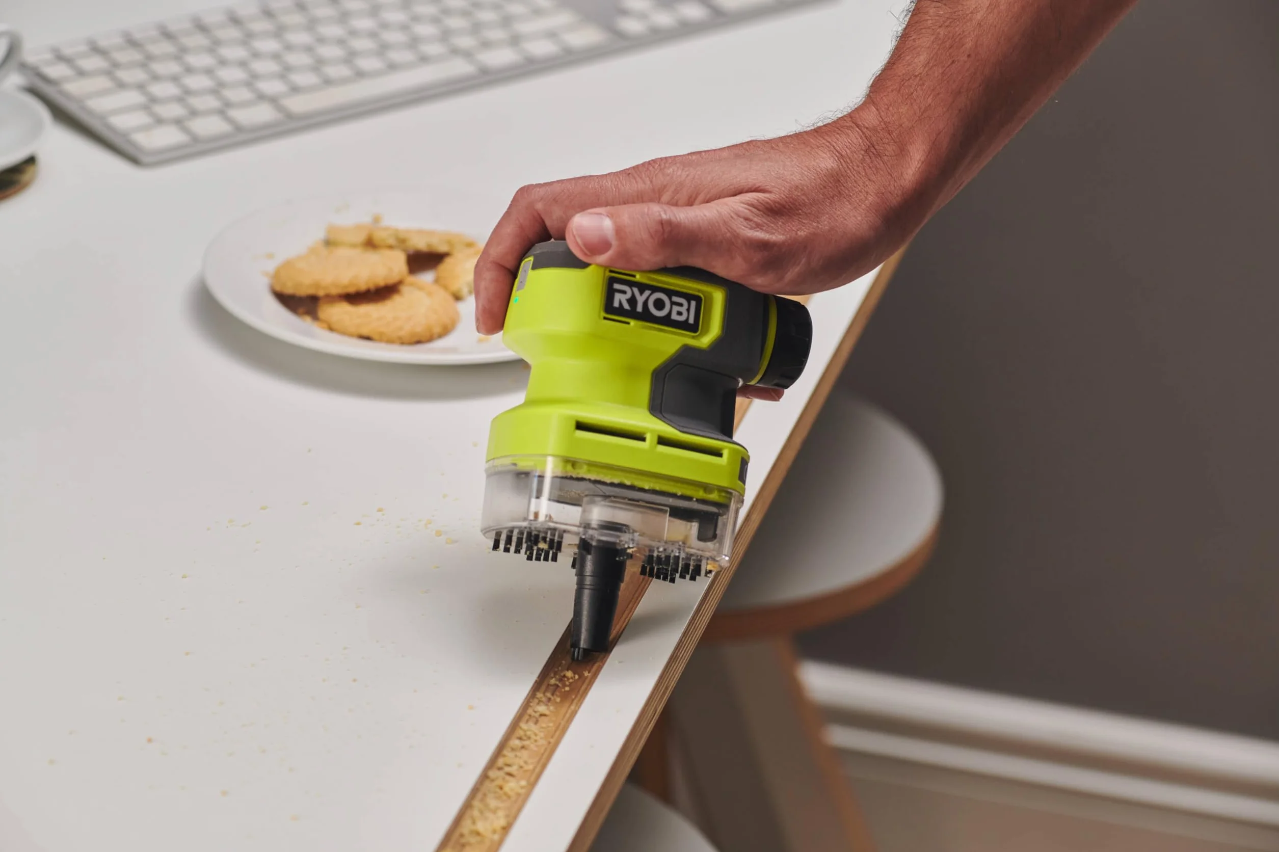 RYOBI Mini odkurzacz akumulatorowy 4 V USB RDV4-0, przepływ powietrza 142 l/min, bez akumulatora i ładowarki