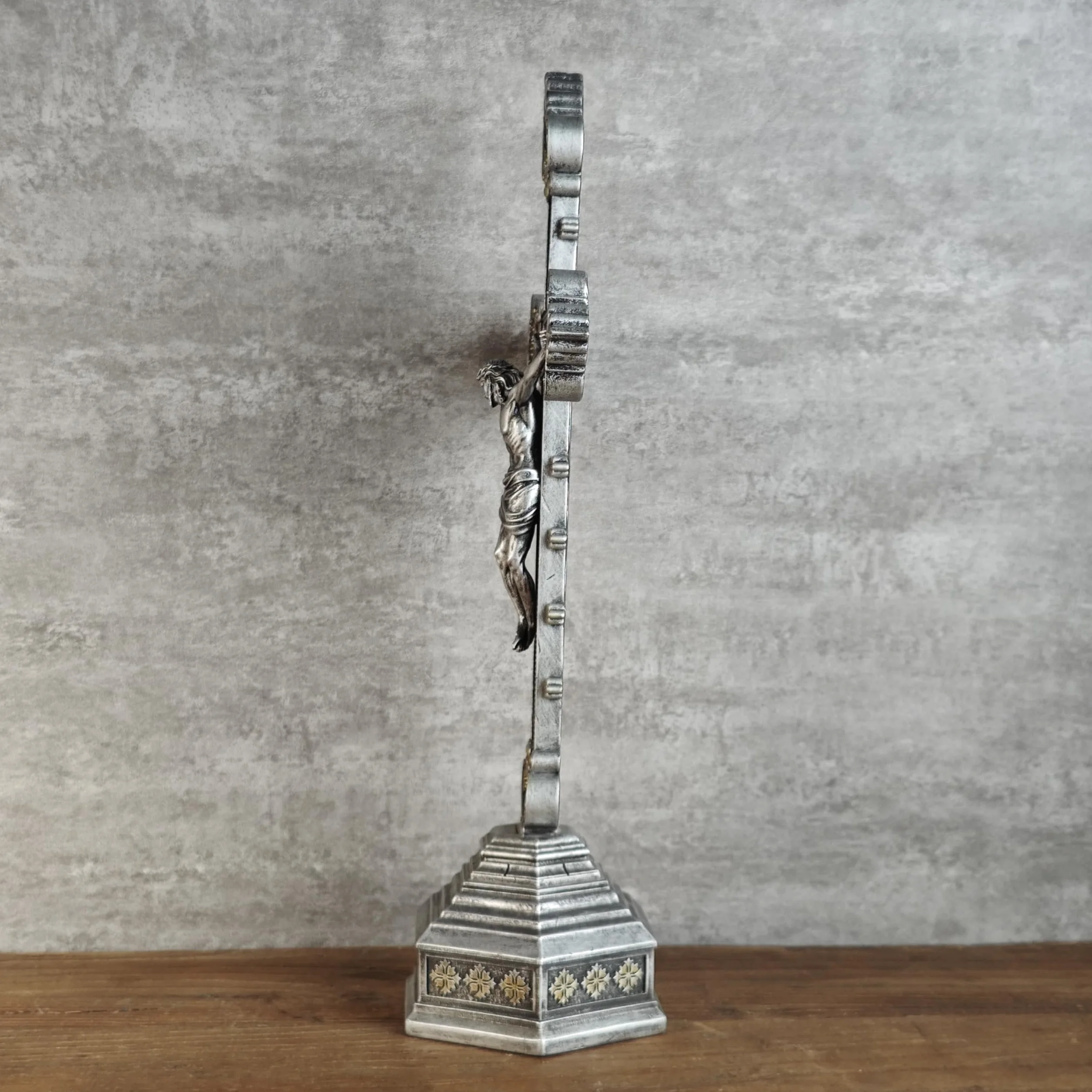 Buildclassic Katolicki krzyż stojący srebrny krucyfiks 37 cm ręcznie wykonana rzeźba renesansowa