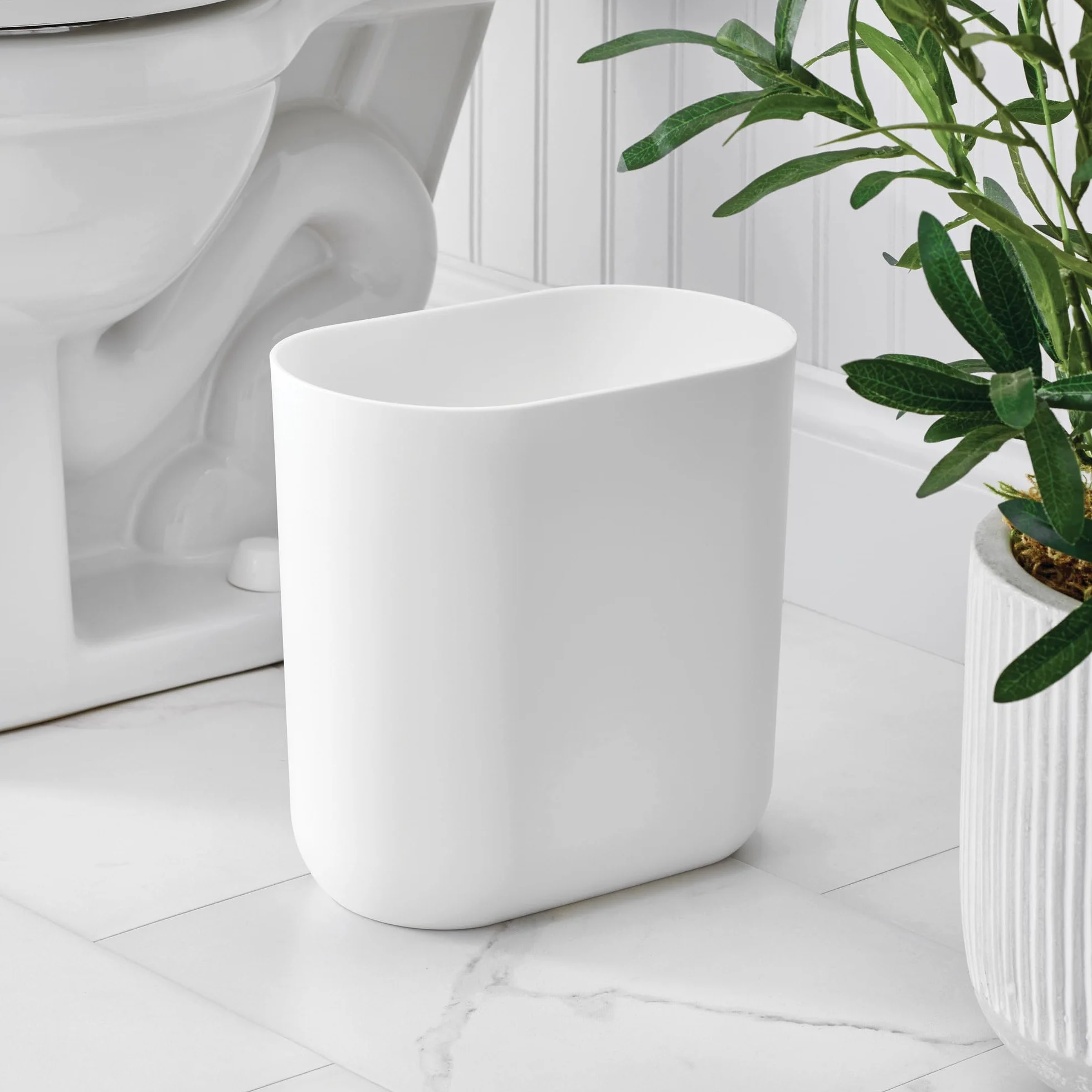 iDesign Kompaktowy kosz łazienkowy, smukły plastikowy kosz na śmieci do łazienki, sypialni lub biura, trwały kosz o eleganckim i eleganckim wyglądzie, biały