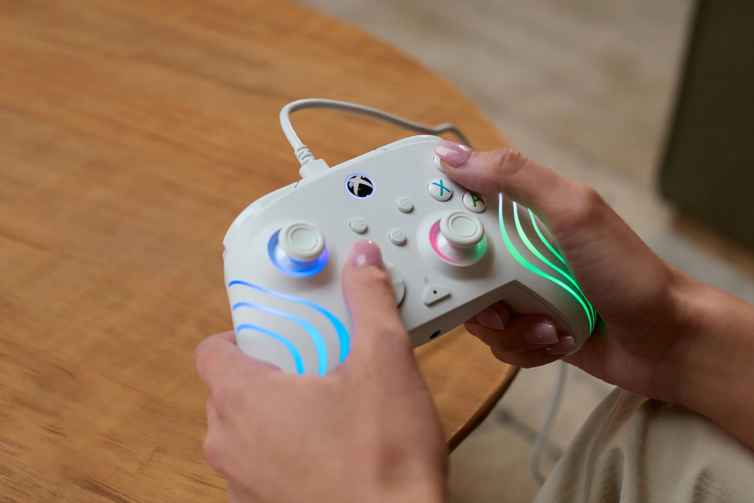 Turtle Beach Afterglow Wave przewodowy kontroler RGB biały dla Xbox Series X/S, Xbox One, Windows