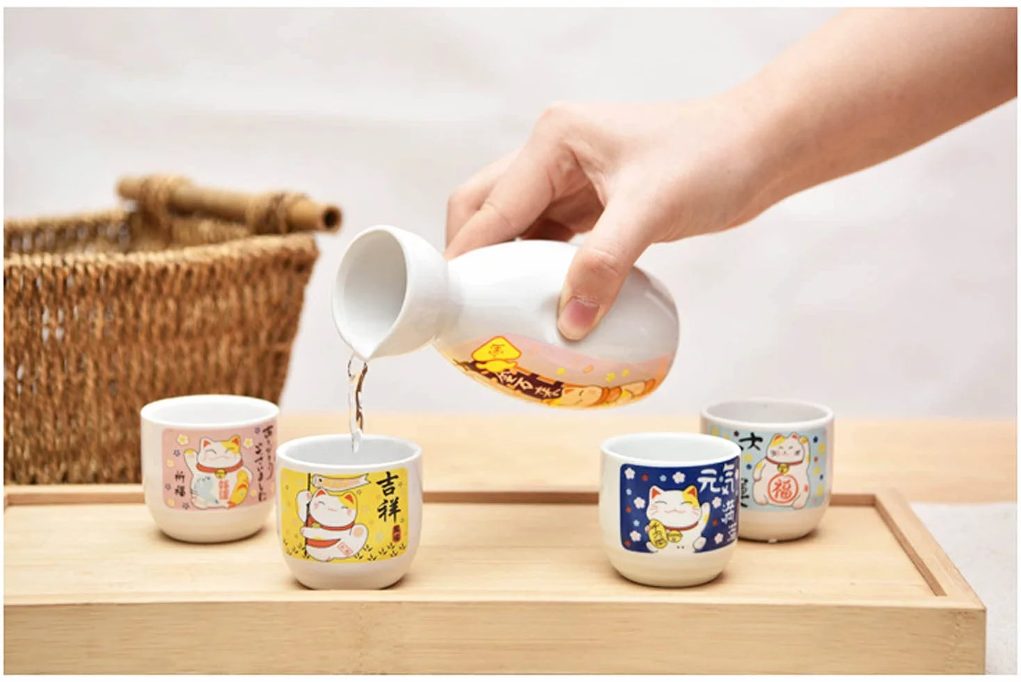 Japoński Maneki Neko ceramiczny zestaw do sake ~ 5-częściowy zestaw do sake (w zestawie 1 butelka TOKKURI 200 ml i 4 kubki OCHOKO) z uroczym japońskim wzorem z kotem szczęścia