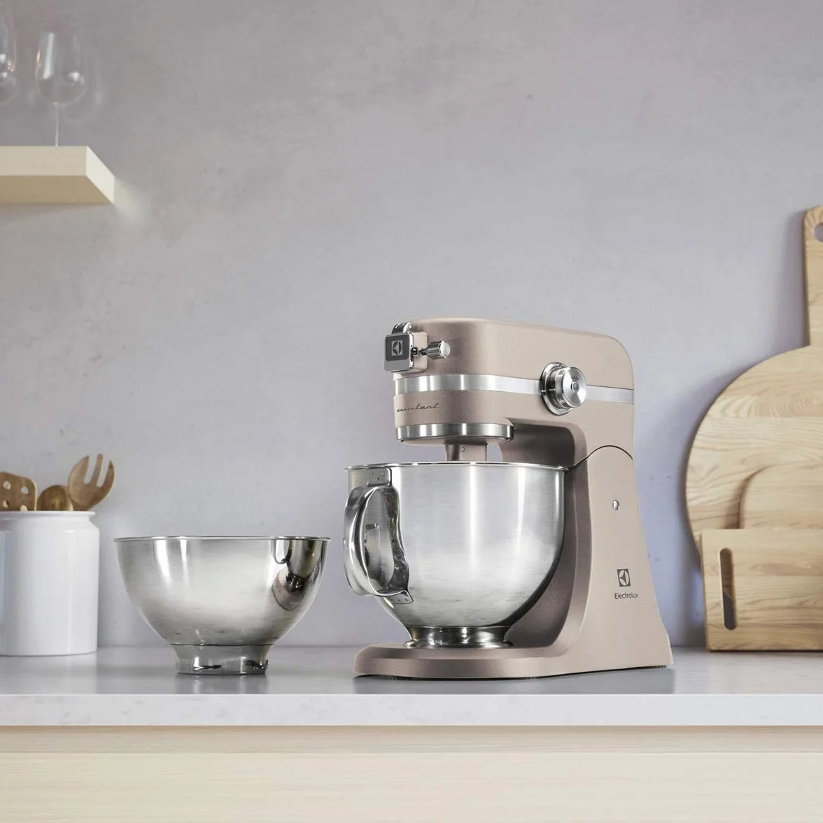 Electrolux Robot Kuchenny 1200 W, 10 prędkości + f. pulsacyjna, Oświetlenie LED misy, 2 misy o pojemności 4,8l i 2,9l, W Zestawie: Hak, Trzepaczka, Ubijaczka, Silikonowa Łyżka, Pokrywa, EKM5570,Beżowy