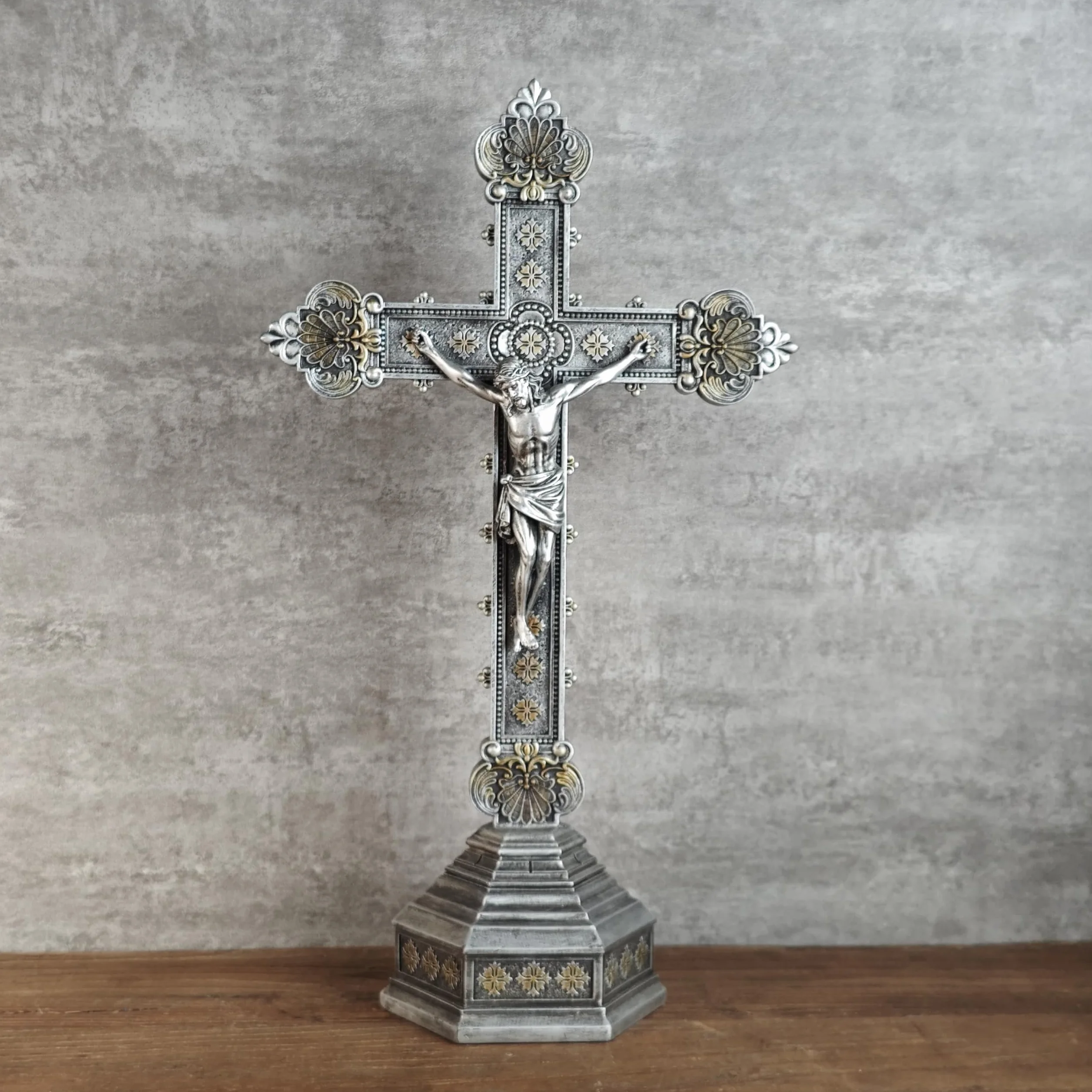 Buildclassic Katolicki krzyż stojący srebrny krucyfiks 37 cm ręcznie wykonana rzeźba renesansowa