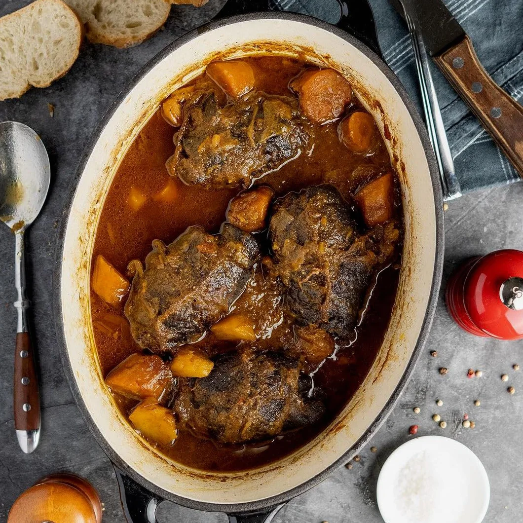 BBQ-Toro Gusseisen Cocotte | 4,3 litra | czarny, owalny | Emaliowany garnek żeliwny z pokrywką | Gusstopf, nadany do kuchenek indukcyjnych | Garnek z aromatycznymi kroplami na pokrywce | Żeliwny