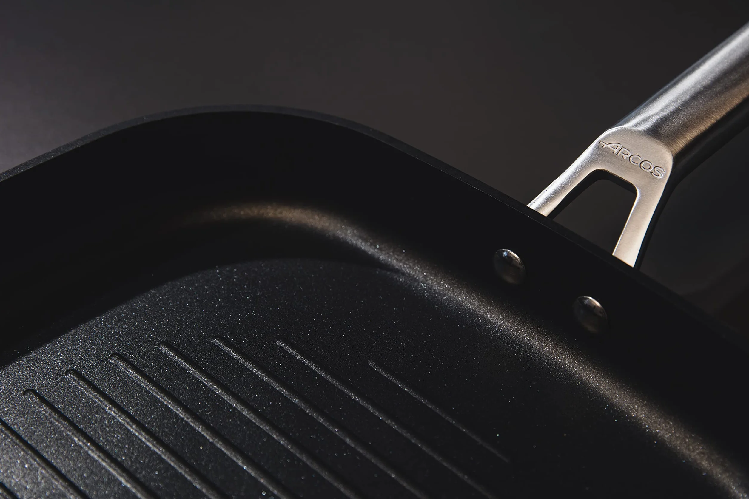 Arcos Seria Samoa | Patelnie Grill Non-stick 28x28 cm | Patelnia grillowa | Kute aluminium | Nadaje się do każdej kuchni | Anse ze stali nierdzewnej efekt zimny | Czarny | FULL INDUCTION