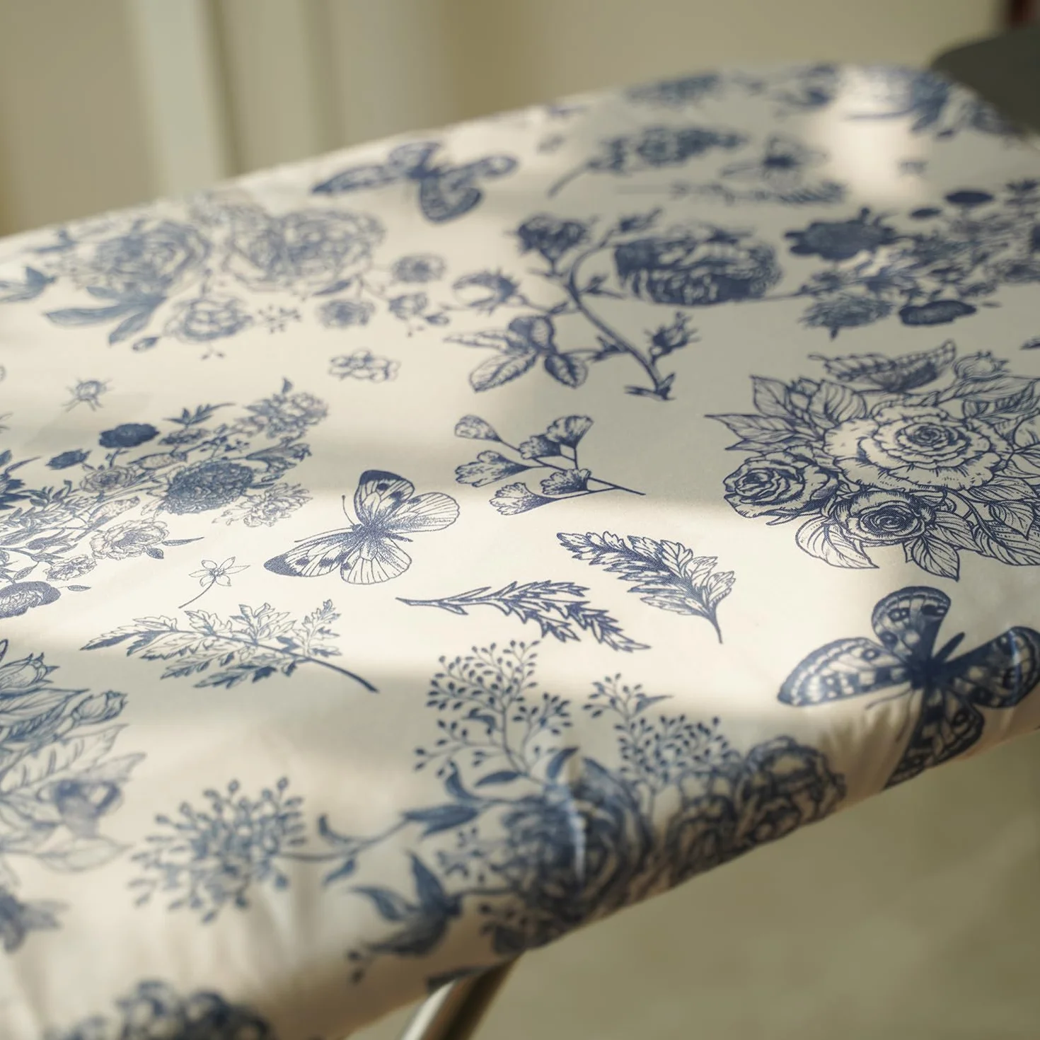 Duży pokrowiec na deskę do prasowania 160 x 60 cm, szeroki pokrowiec na deskę do prasowania z filcową wyściółką o grubości 6 mm, sznurkiem, zapięciem na rzepy, nadrukiem kwiatowym i motyla