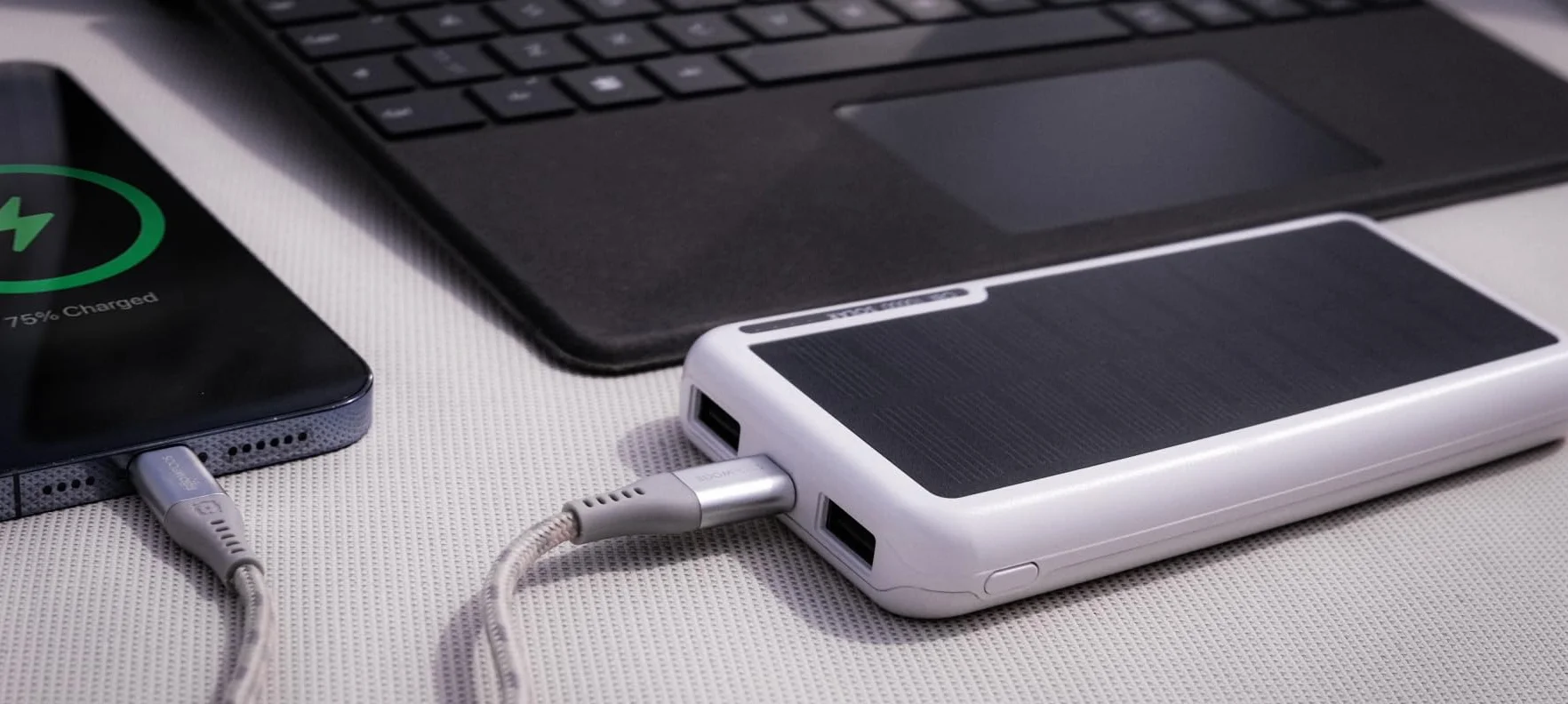 Boompods Obi solarny powerbank 10 000 mAh – ładowarka do szybkiego ładowania z USB-C i 2 portami USB, powerbank z panelem słonecznym, wytrzymała stacja ładująca do telefonu komórkowego, tabletów i