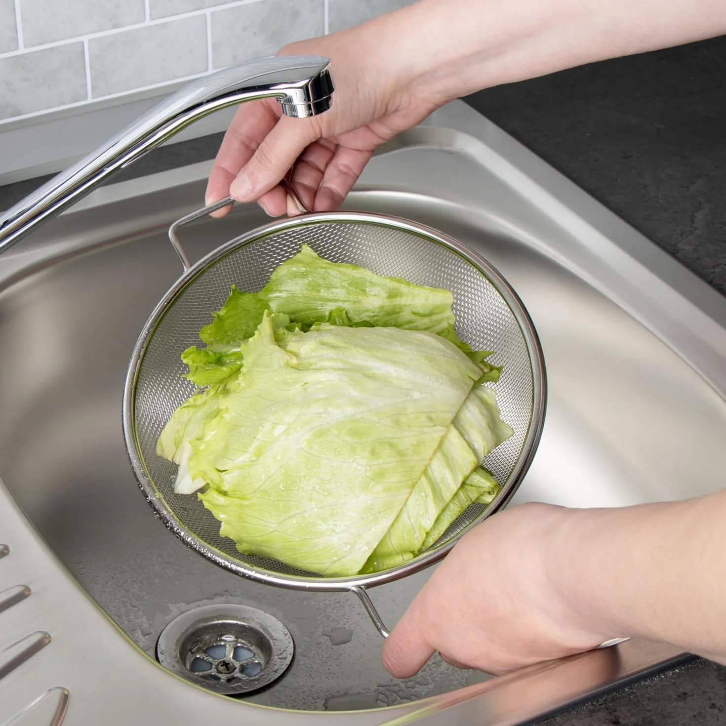 COM-FOUR® 2x durszlak ze stali nierdzewnej - Dwa sitka kuchenne tej samej wielkosci z uchwytami - Drobno perforowane do plukania i odcedzania makaronu, warzyw, owoców i salatki (02 sztuki - Ø20,5cm)