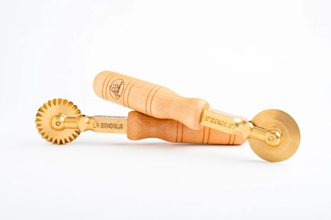 LaGondola Roulette à pâtes professionnelle pour raviolis, manche en bois naturel intemporel et tête en laiton durable (lot de 1 roue navettée et 1 roue lisse)