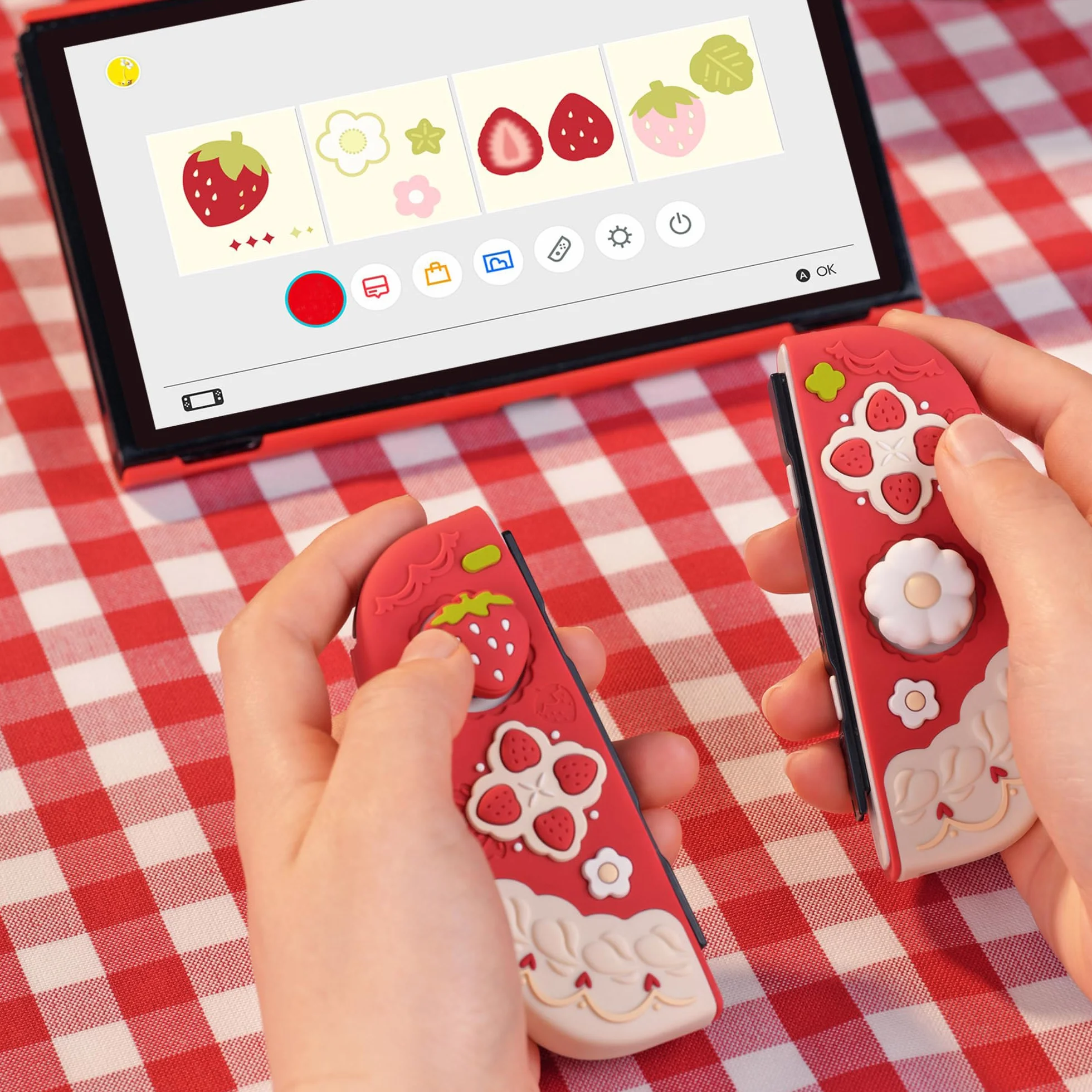 GeekShare Miękkie silikonowe etui ochronne do Switch OLED Odporne na zarysowania, smukłe etui kompatybilne z Switch OLED Oddzielna powłoka ochronna z 2 nakładkami na kciuki - truskawki ze śmietanką