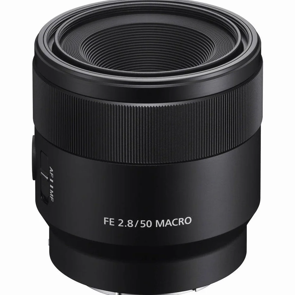 Sony FE 50 mm F2.8 Macro, stałoogniskowy obiektyw macro z mocowaniem typu E, odpowiedni do serii aparatów pełnoklatkowych (a7, a9, a1), czarny. (SEL50M28.SYX)