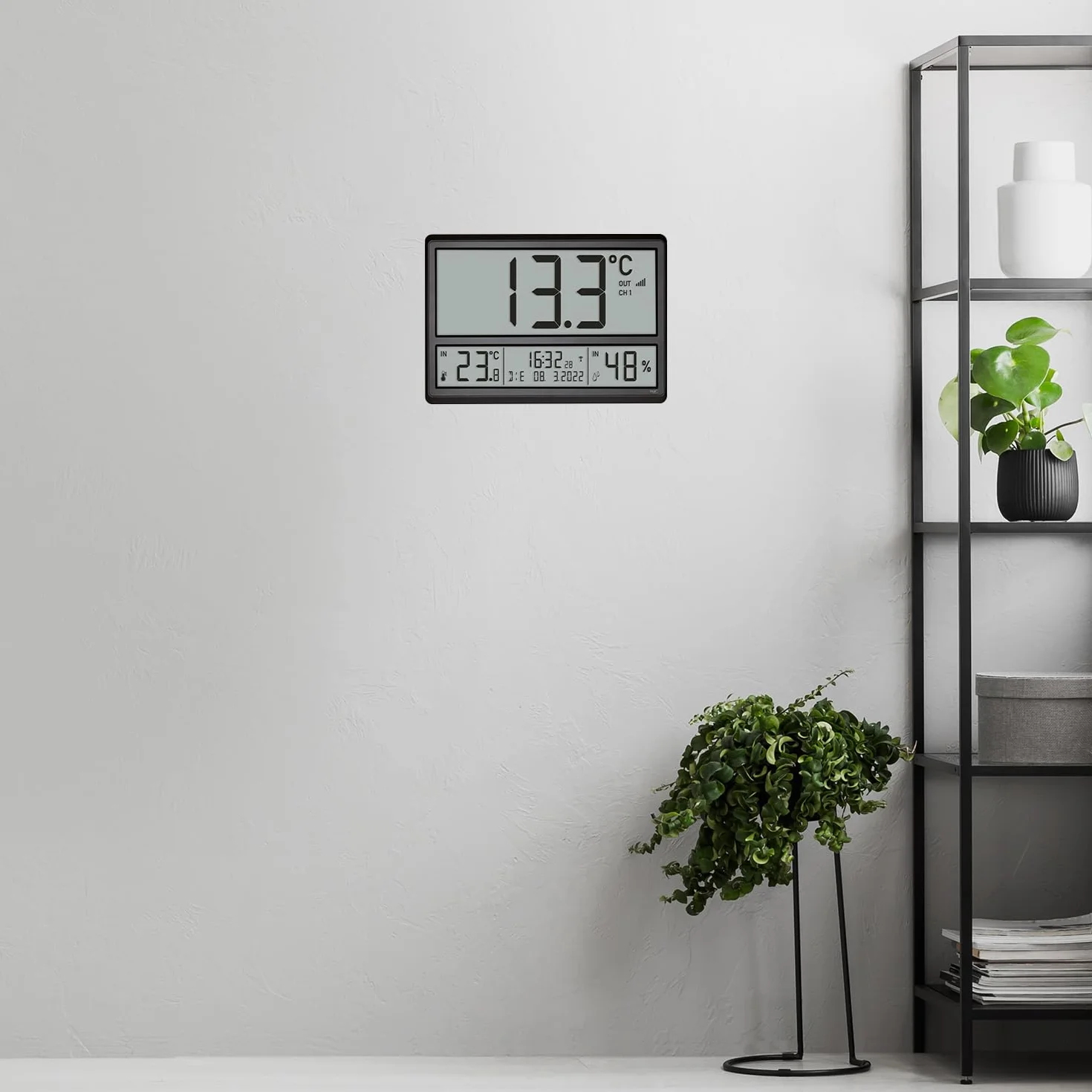 TFA Dostmann Cyfrowy zegar ścienny XL 60.4523.01 z temperaturą zewnętrzną i klimatem pomieszczenia, zegar radiowy, wyświetlacz 24 h, czarny