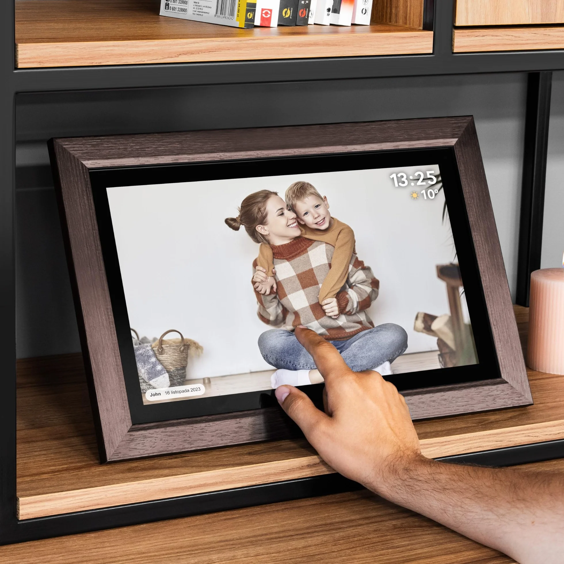 Krüger&Matz Cyfrowa Ramka na Zdjęcia FRAMEO 1920 x 1080 px 15,6" Wi-Fi MicroSD Odtwarzanie Klipów Wideo Timer Pogoda Drewniana Ramka KM1102-15