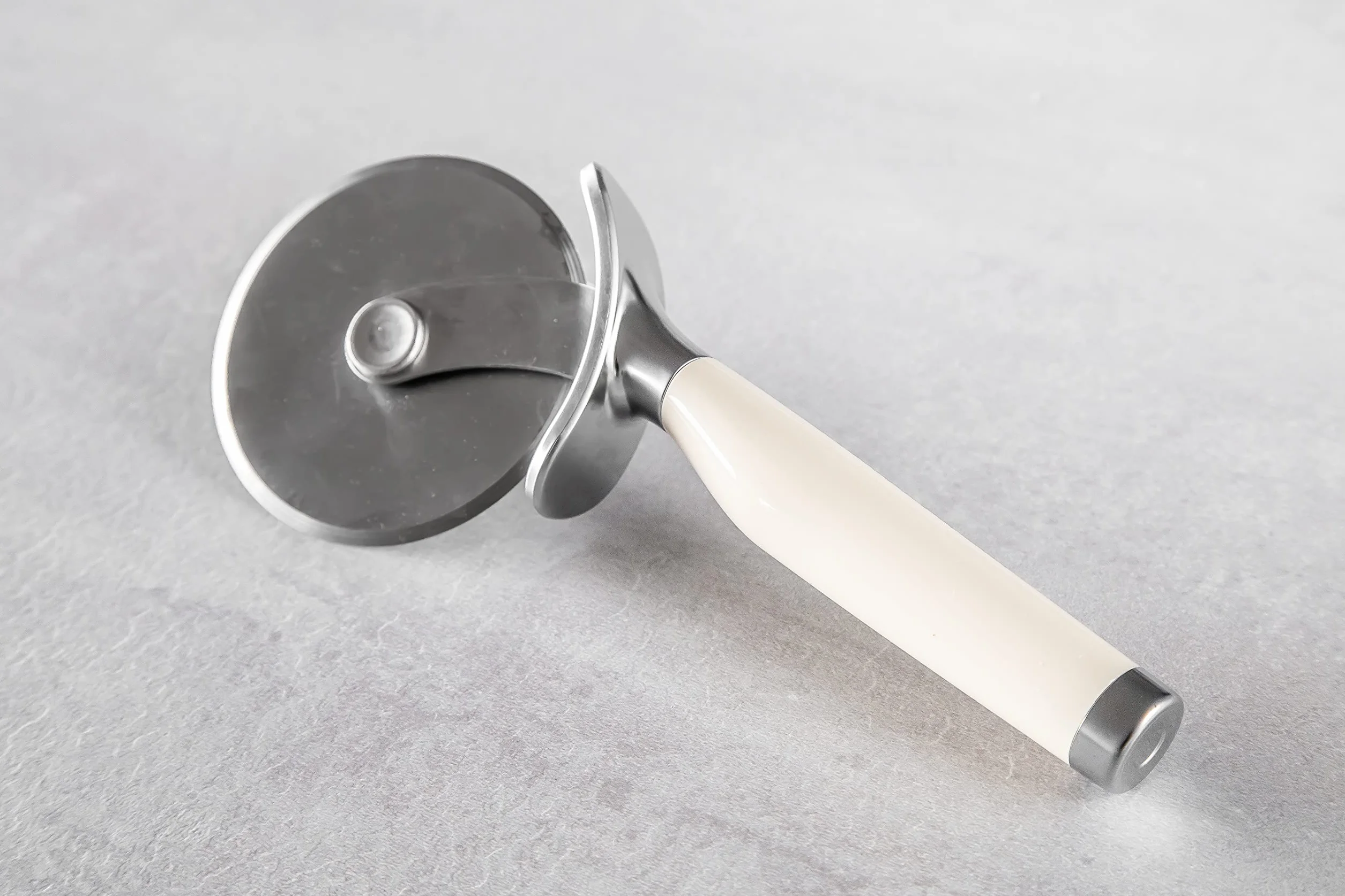 KitchenAid Nóż do Pizzy, Radełko, Stal Nierdzewna - Kolor Almond Cream