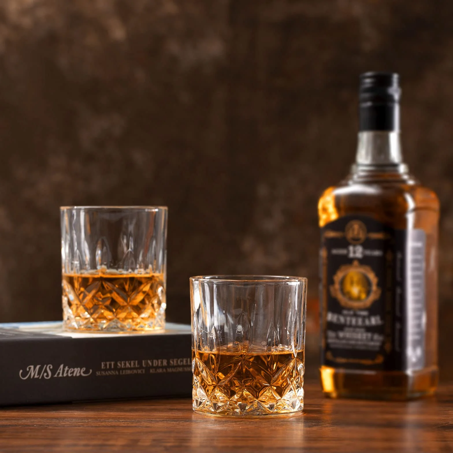 Szklanka do whisky, zestaw 4 szt. (2 kryształowe szklanki, 2 duże foremki do lodów) w pudełku prezentowym – szklanki do whisky 300 ml do szkockiego koktajlu, rumu, koniaku, wódki, likierów, wyjątkowe