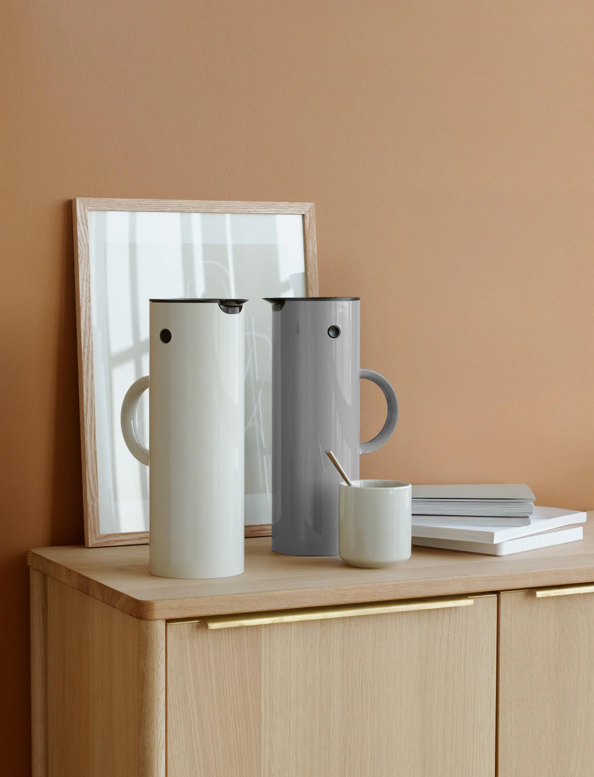 Stelton Termos EM77 – dwuścienny termos na gorące/zimne napoje – dzbanek do herbaty i kawy ze szklanym wkładem, zamknięcie magnetyczne, zakręcana, styl vintage – 1 litr, piaskowy