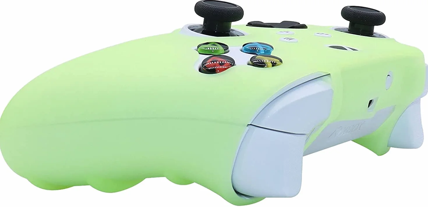 Świecąca w ciemności silikonowa osłona do kontrolera Xbox Series X, antypoślizgowa miękka gumowa osłona do kontrolera Xbox Series S z 6 nakładkami na kciuk świecąca w ciemności.
